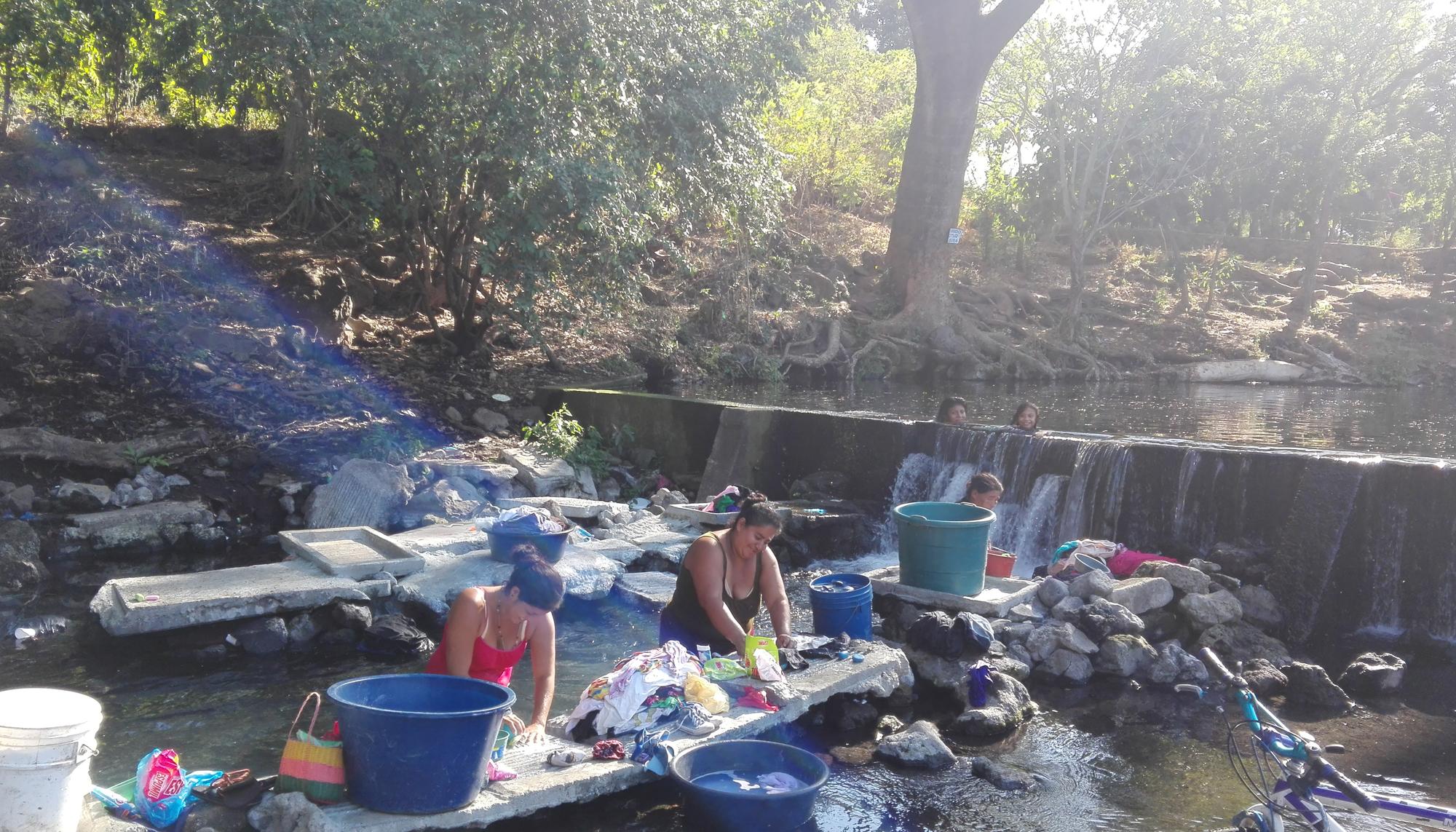 Algunas mujeres migrantes "lavan ajeno" para poder sacarse algo de dinero