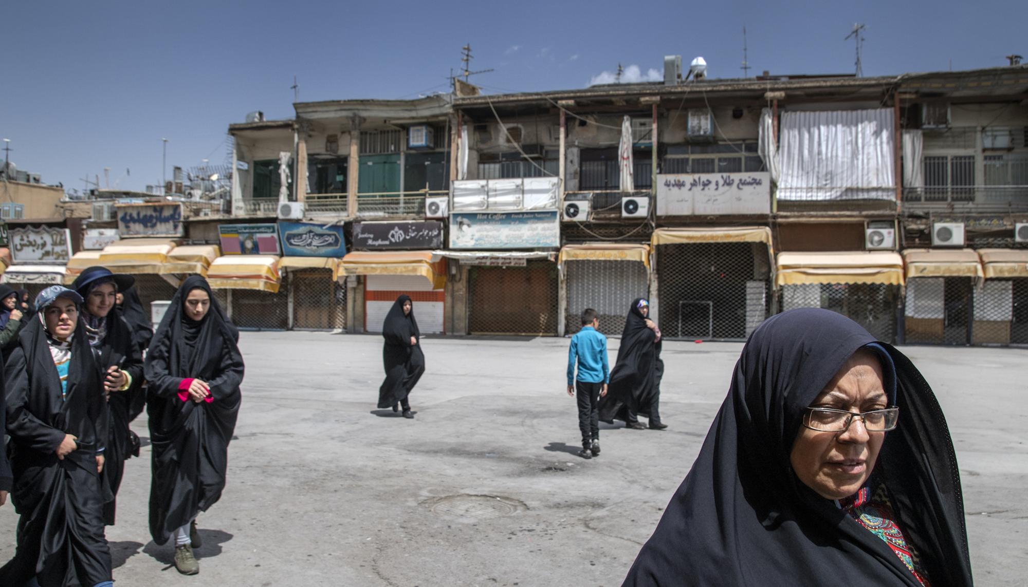 Un grupo de mujeres a la salida de la mezquita al norte del Gran Bazar de Teheran