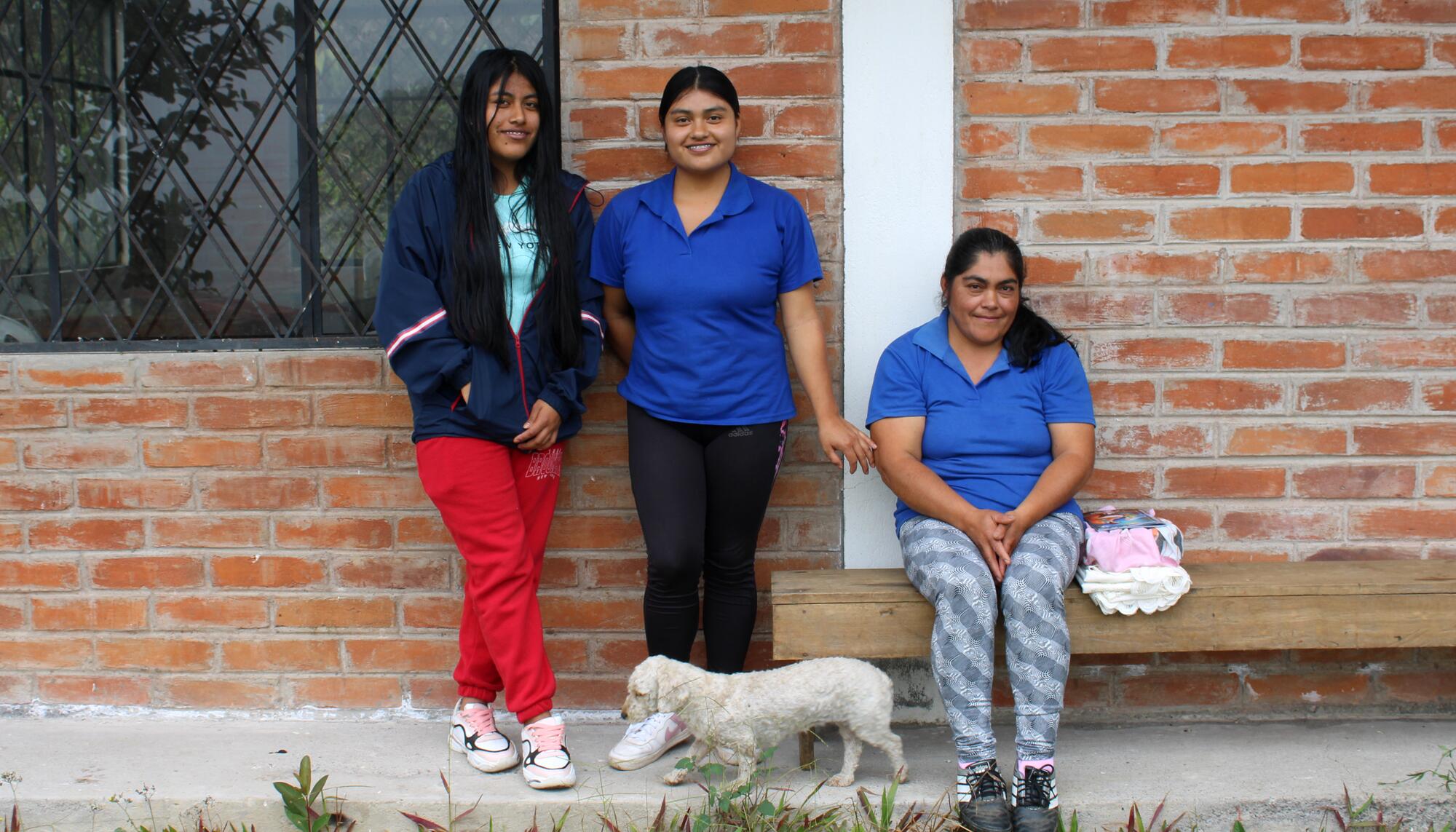 Liliana Cumba y sus dos hijas.