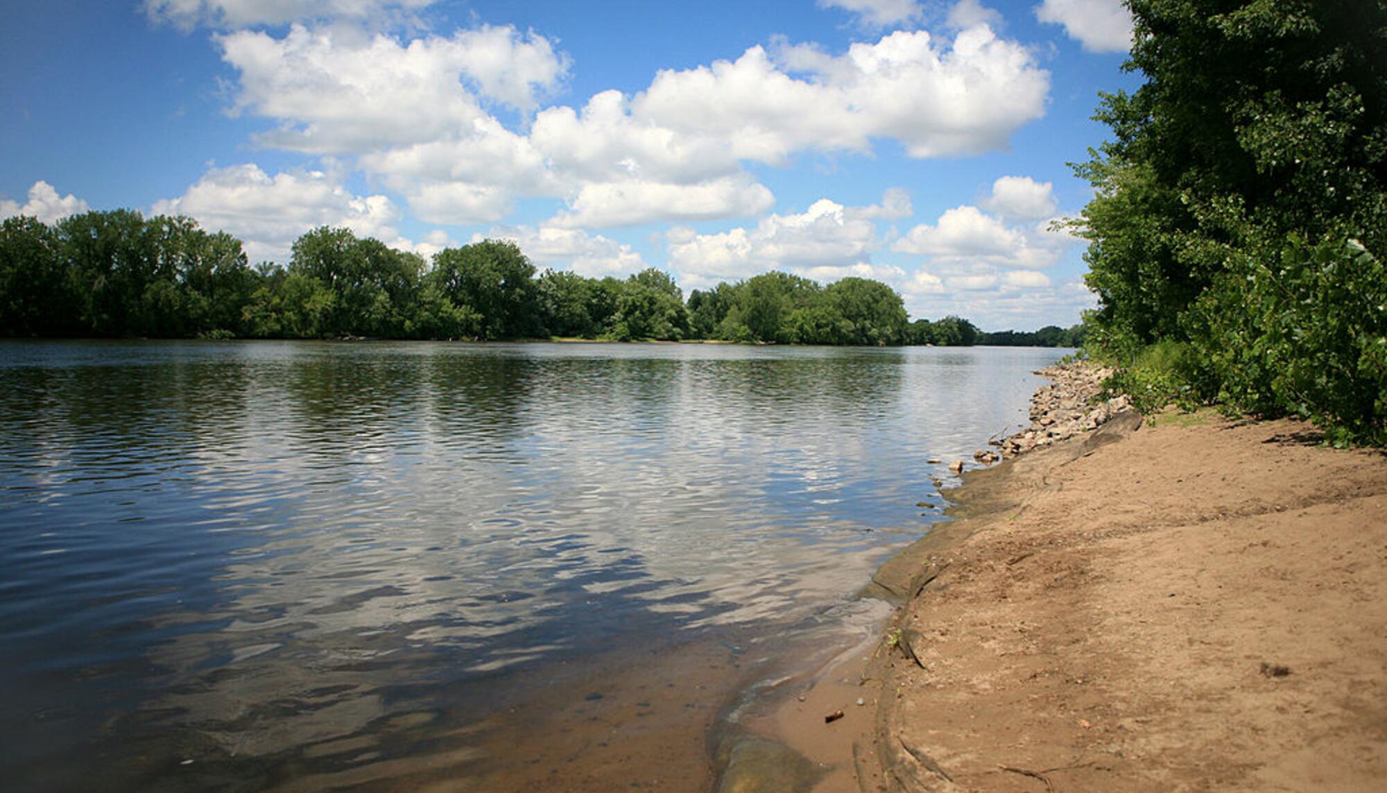 El río Mississippi en Minnesota. La NRC admite ahora que se ha filtrado tritio al río desde el reactor nuclear de Monticello, MN. Fuente: Wikimedia Commons