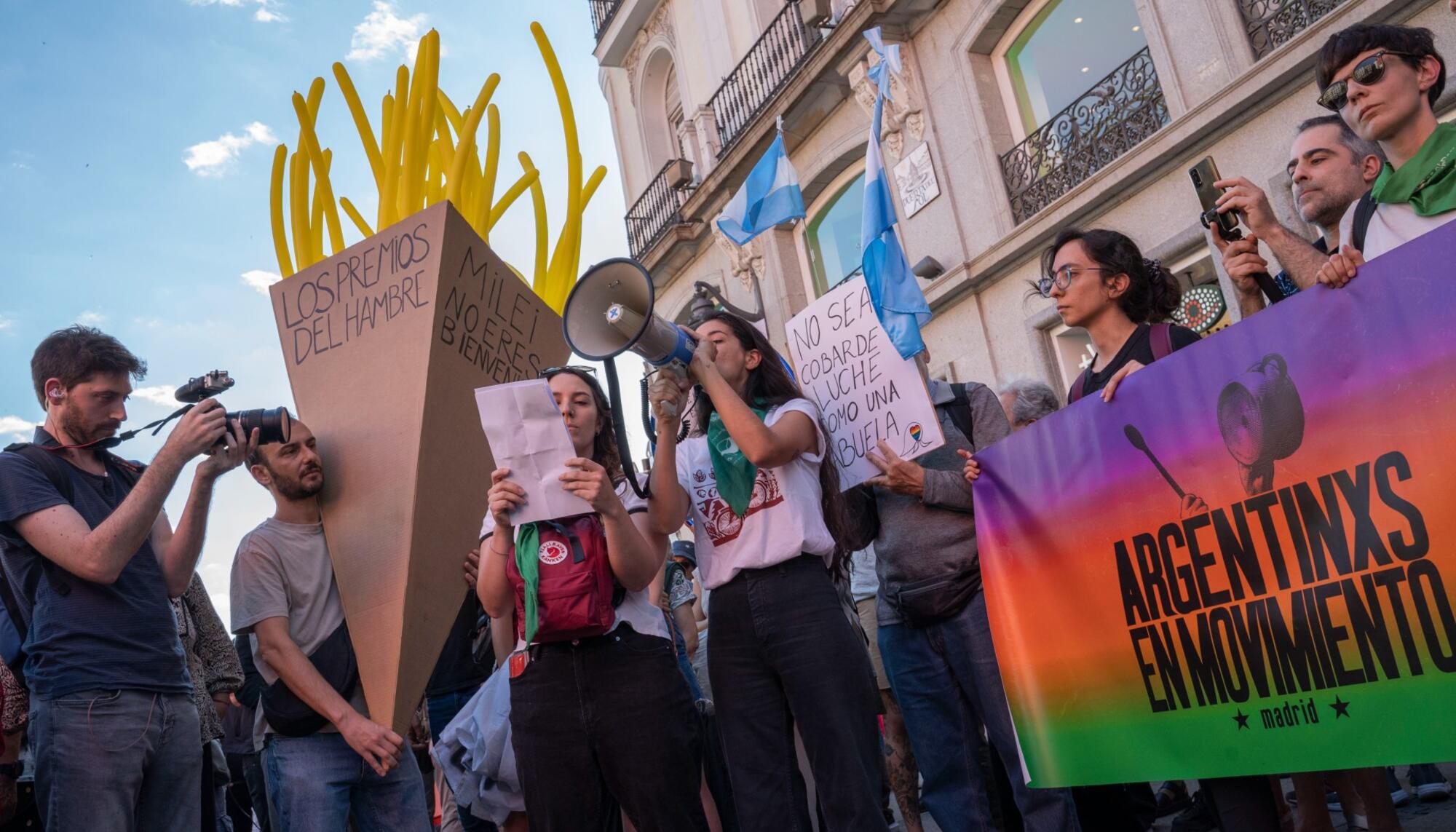 Cientos de personas convocados por Argentinxos en Movimiento se dieron cita el pasado viernes 21 de junio en la Puerta del Sol para protestar por la visita de Milei a Madrid.