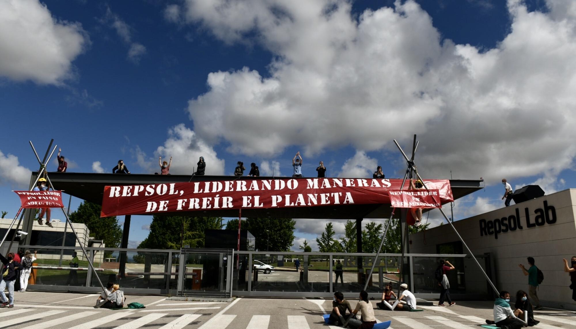 Rebelión por el Clima protesta en la sede de Repsol en Móstoles (Madrid)