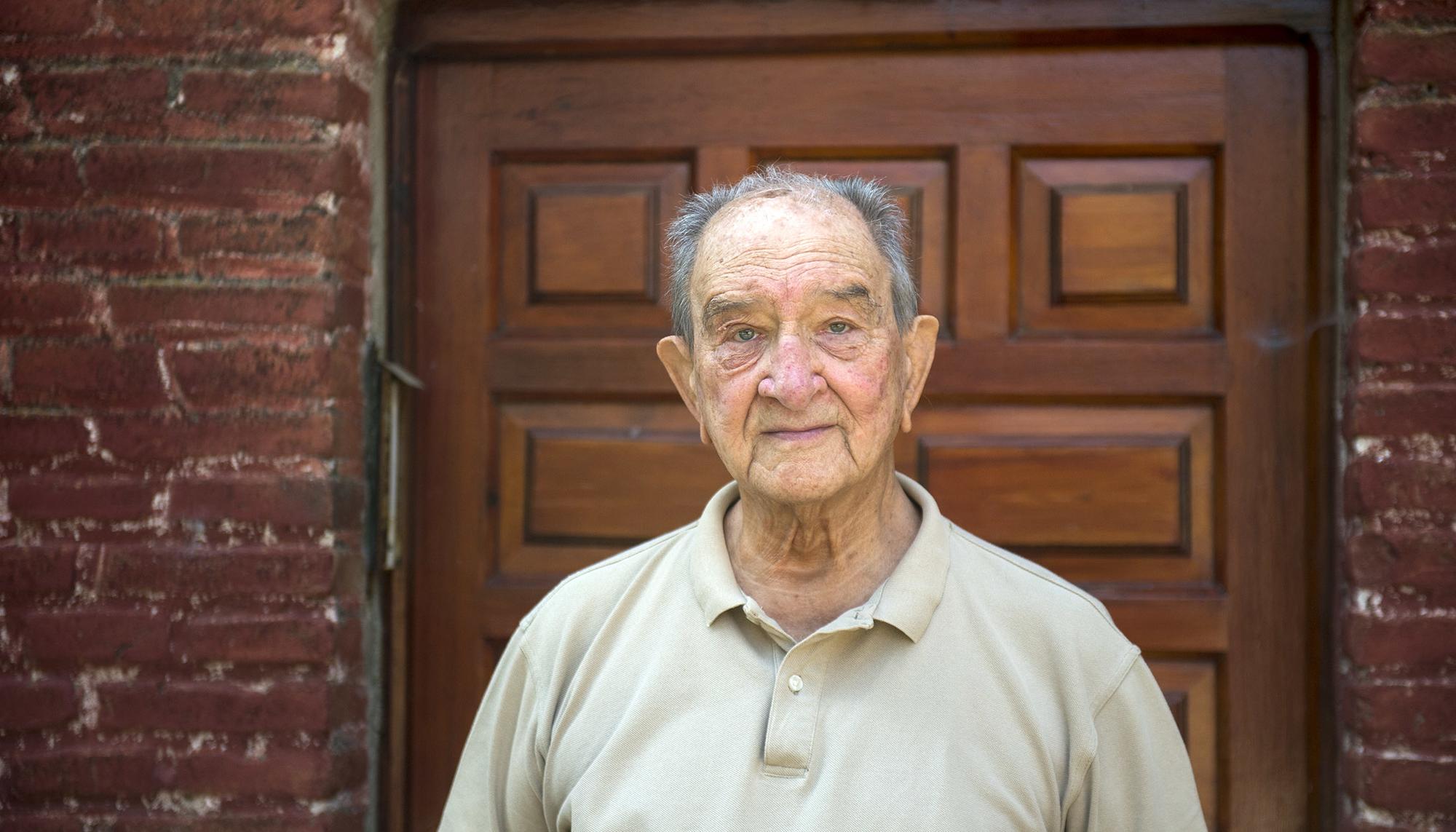 Nicolás Sánchez -Albornoz en la puerta de su casa