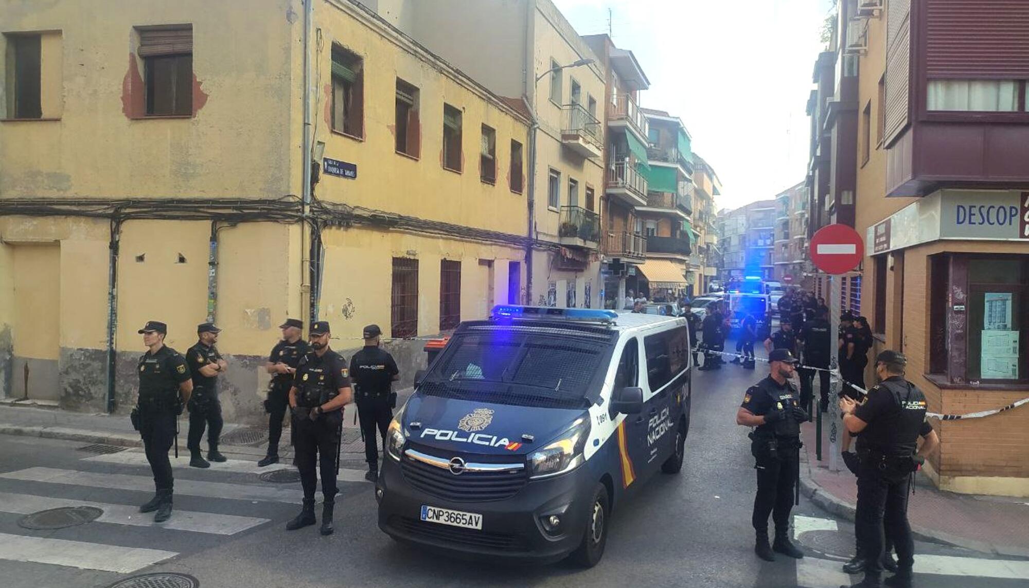 Agentes policiales participan en un desahucio en Carabanchel.