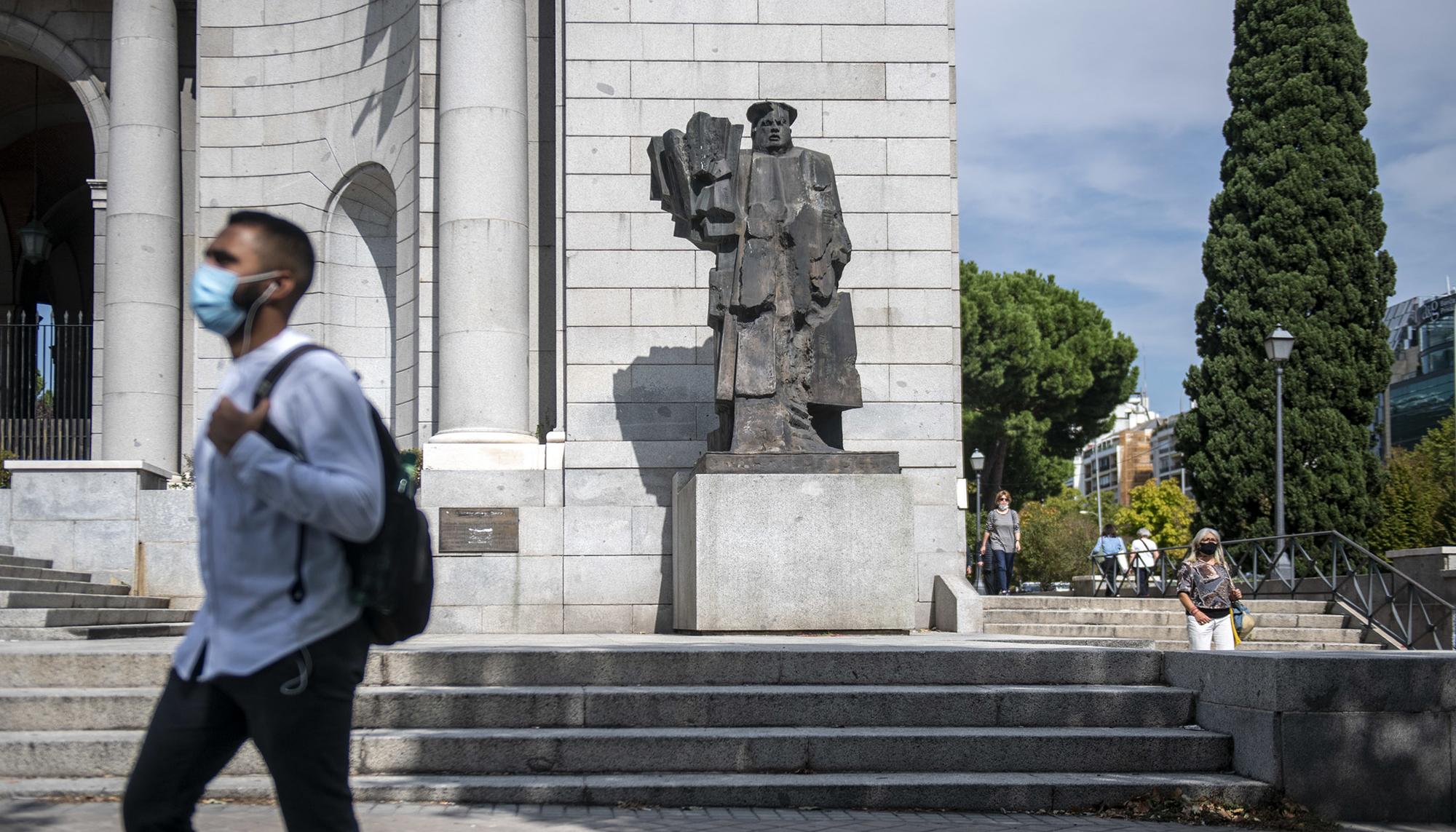 Estatuas de Indalecio Prieto y Largo Caballero en Madrid - 1