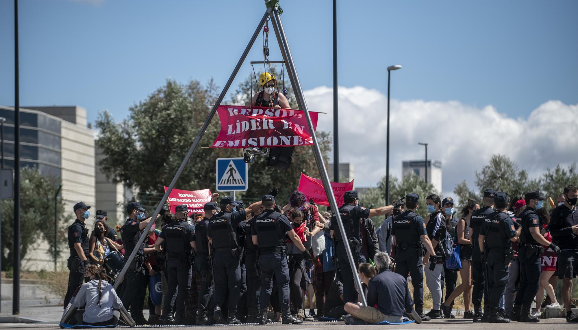 Rebelión por el Clima bloquea la sede de Repsol en Móstoles - 14