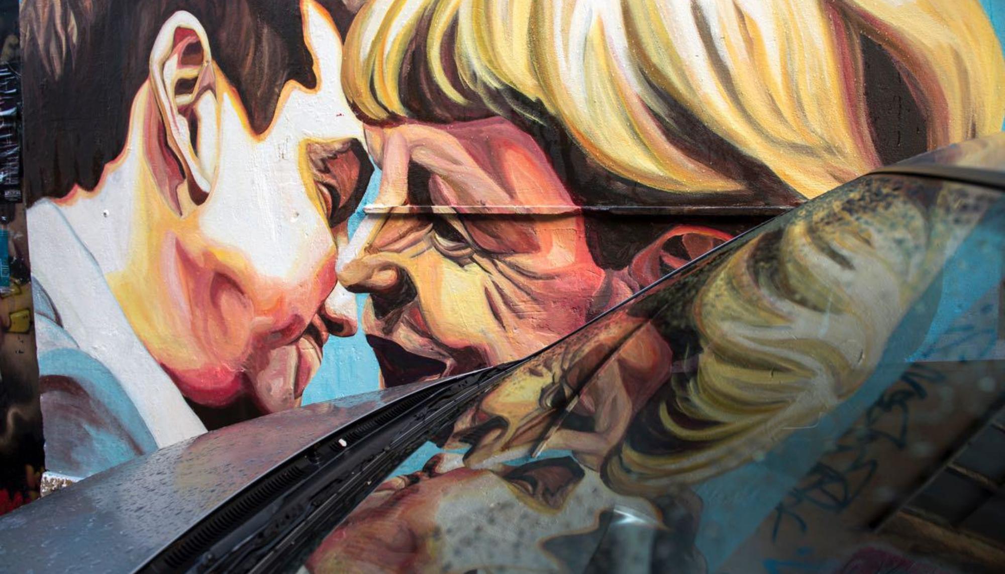 Graffiti de Alexis Tsipras y Angela Merkel en Atenas