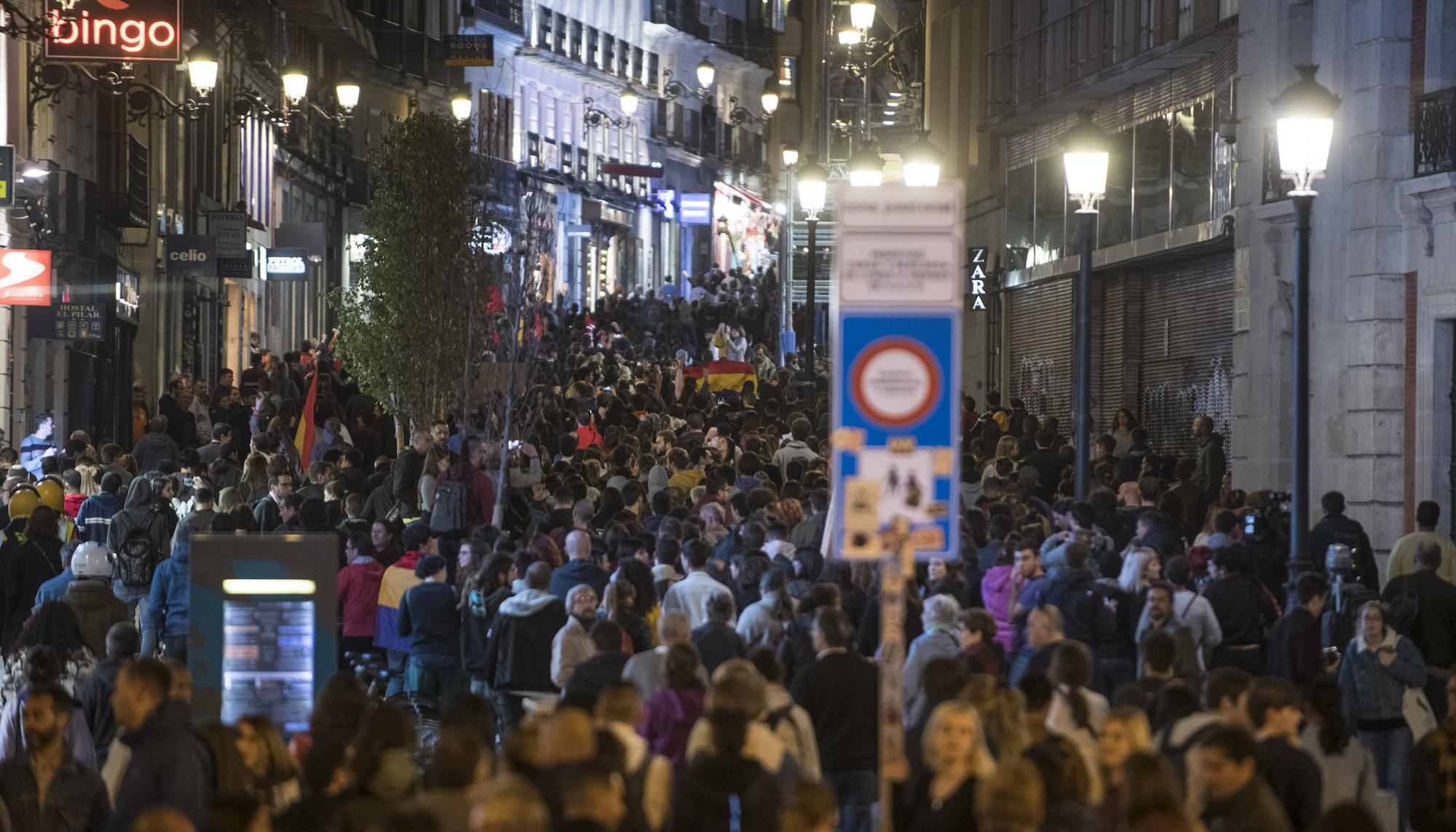 Concentración en la Puerta del Sol de Madrid en apoyo al pueblo catalán - 19