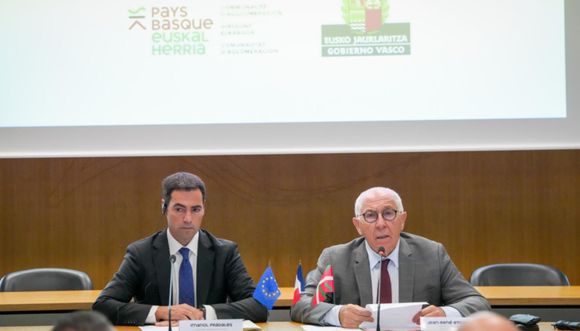 Encuentro entre el lehendakari Imanol Pradales y el presidente de la Mancomunidad de Iparralde, Jean-René Etchegaray