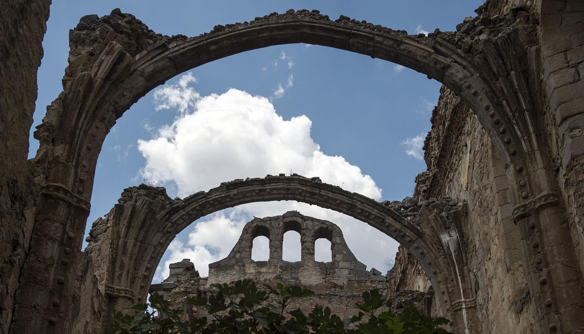 Arcos de la nave central del Monasterio de Santa María la Real de Valdeiglesias