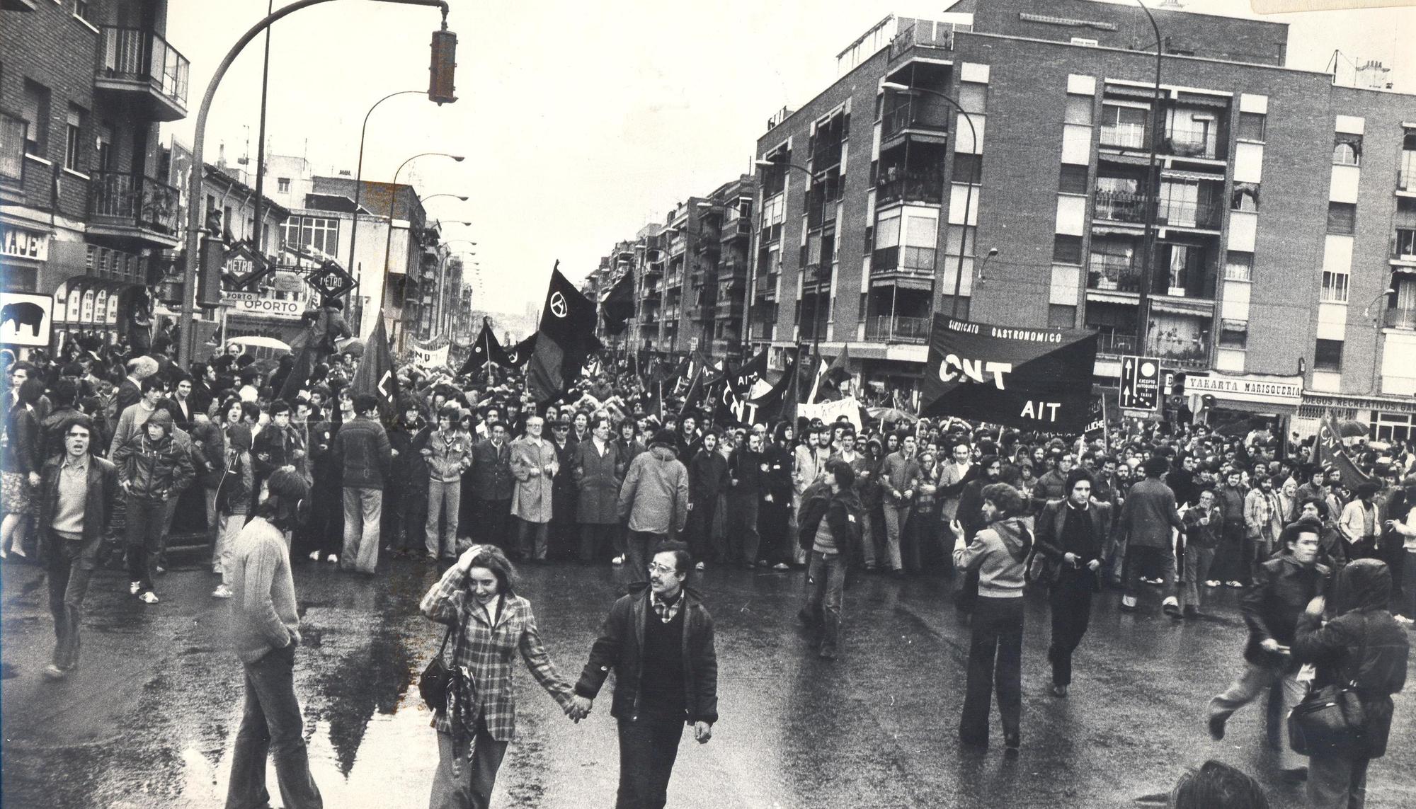 La manifestación de CNT en Madrid el 1 de mayo de 1978 llega a la plaza de Oporto
