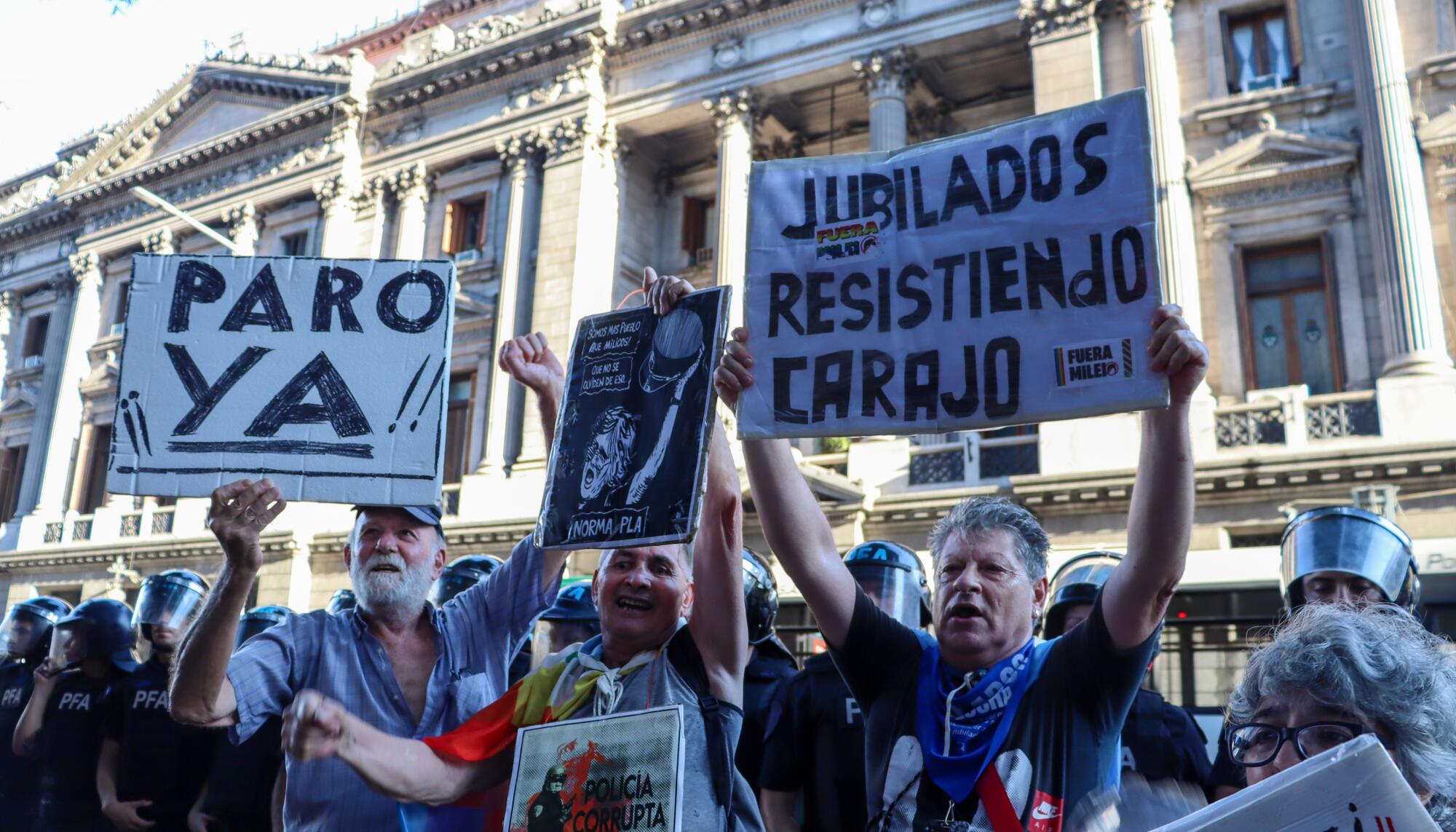 Con carteles en mano, decenas de personas se suman cada miércoles a la manifestación.