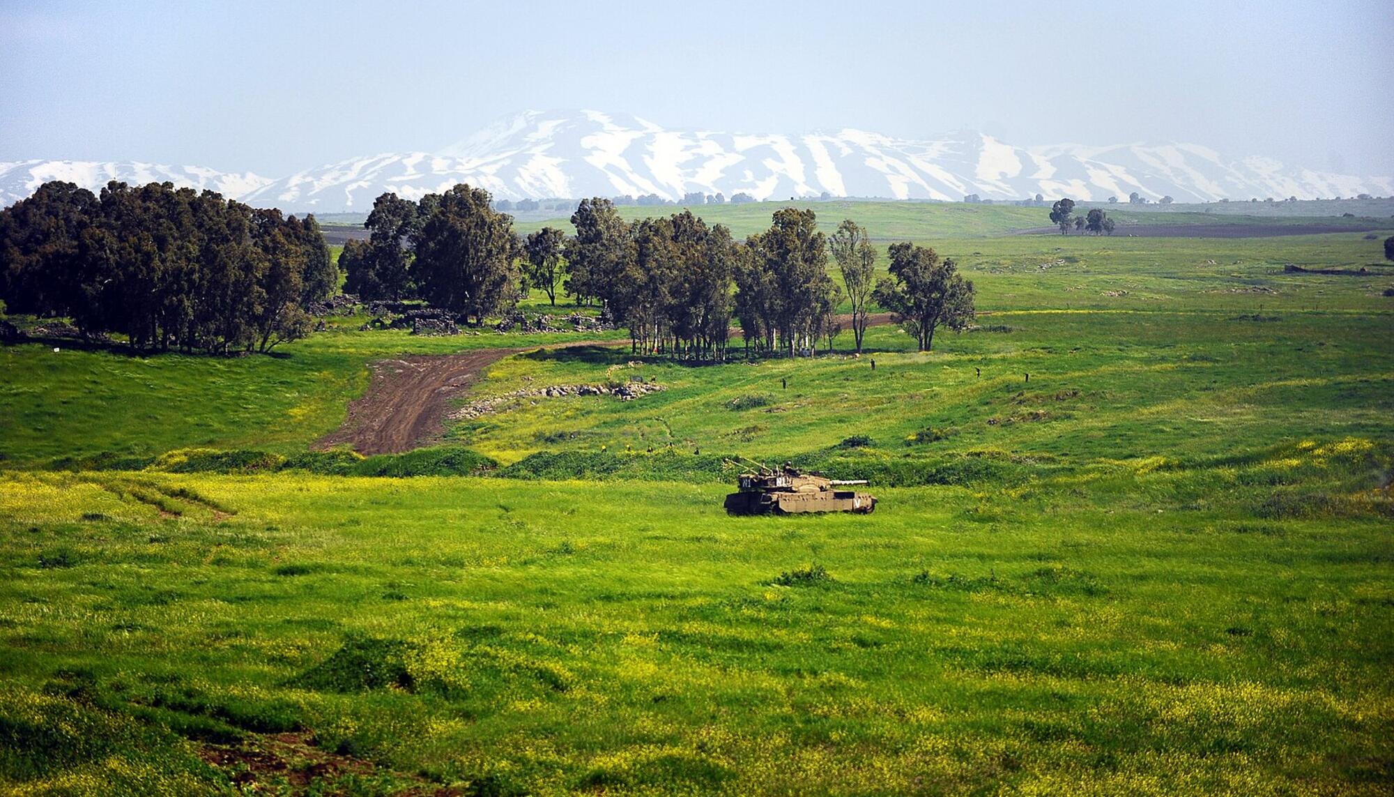 Tanque israelí en los Altos de Golán y, en segundo plano, el monte Hermón.