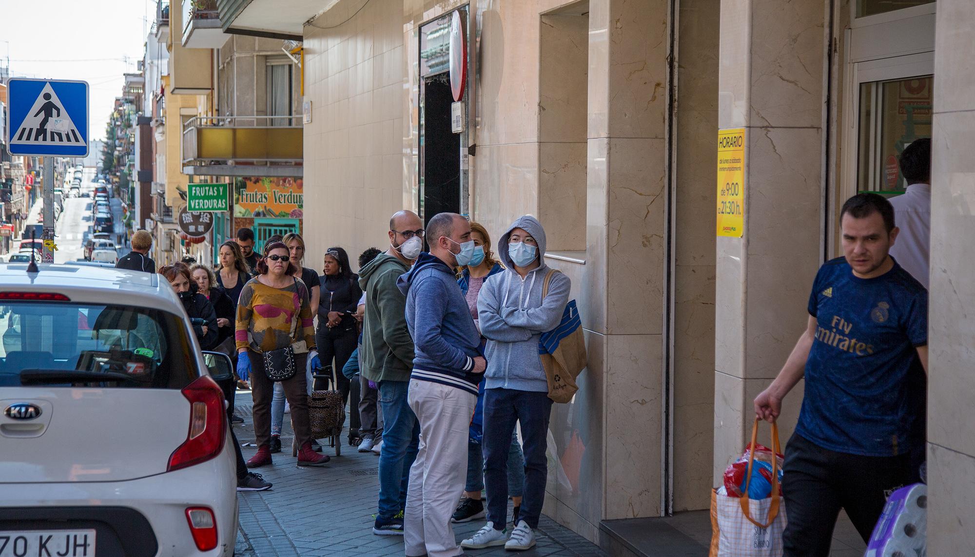 Coronavirus y mascaras en Usera Madrid 12