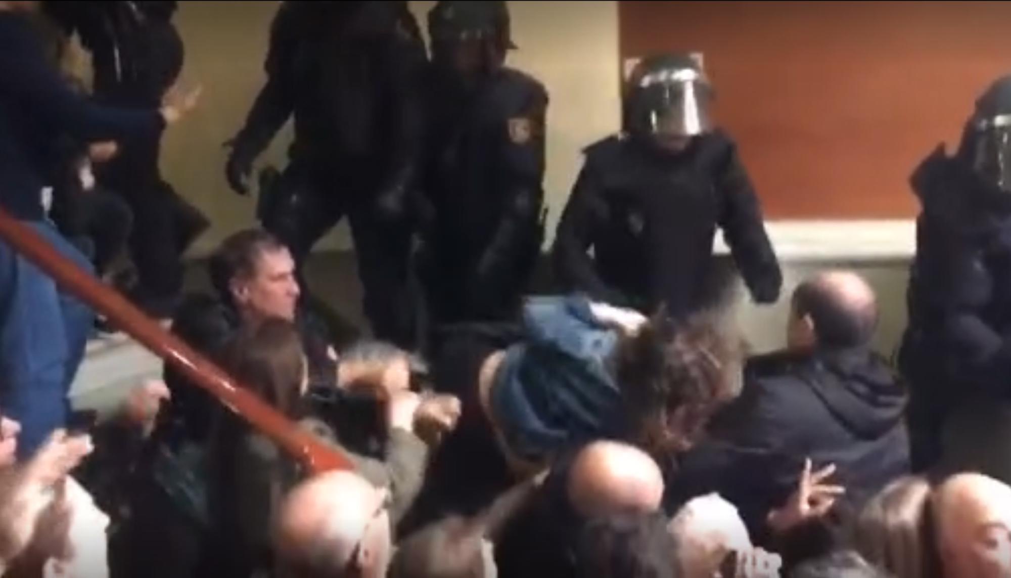 Violencia policial en colegio Pau Claris de Barcelona