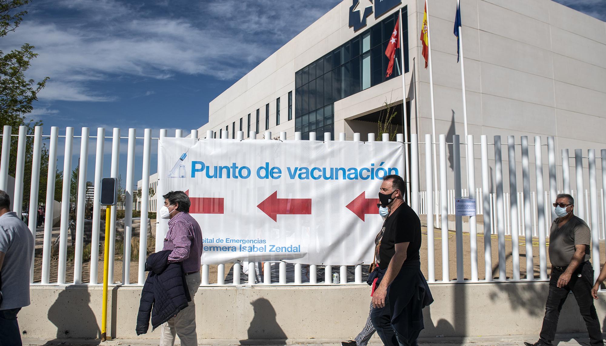 Colas para la vacunación en el Hospital Zendal en Madrid. - 9