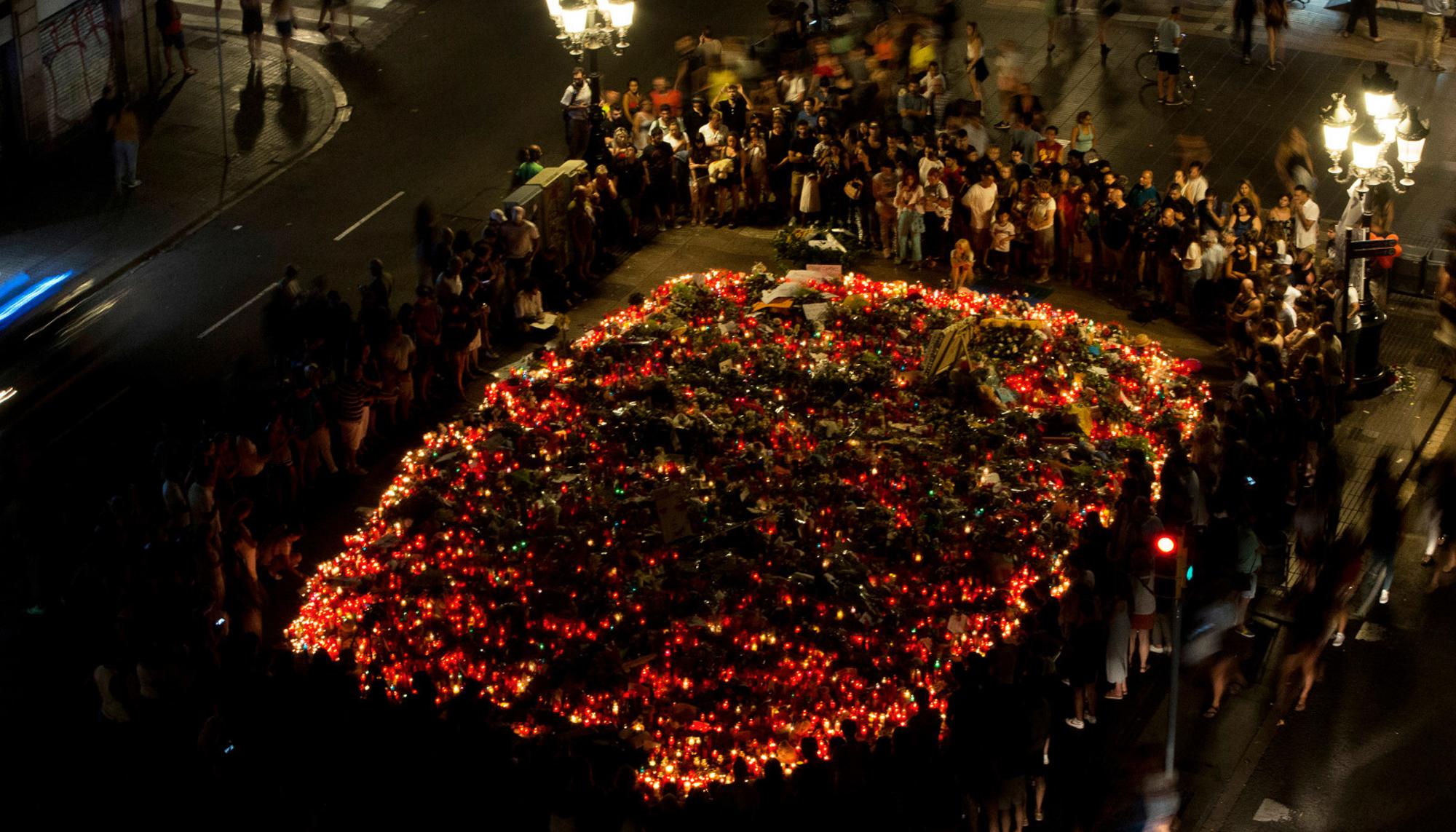 Flores y velas en las Ramblas de Barcelona