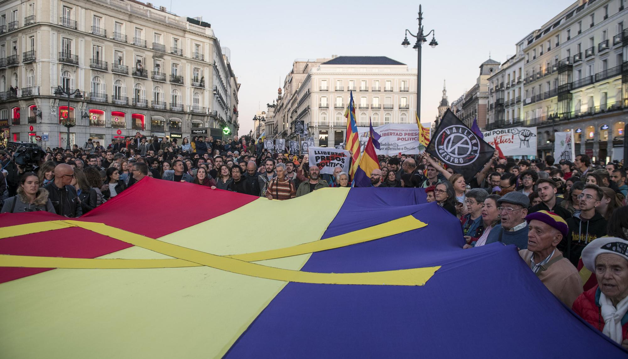 Concentración en la Puerta del Sol de Madrid en apoyo al pueblo catalán - 1