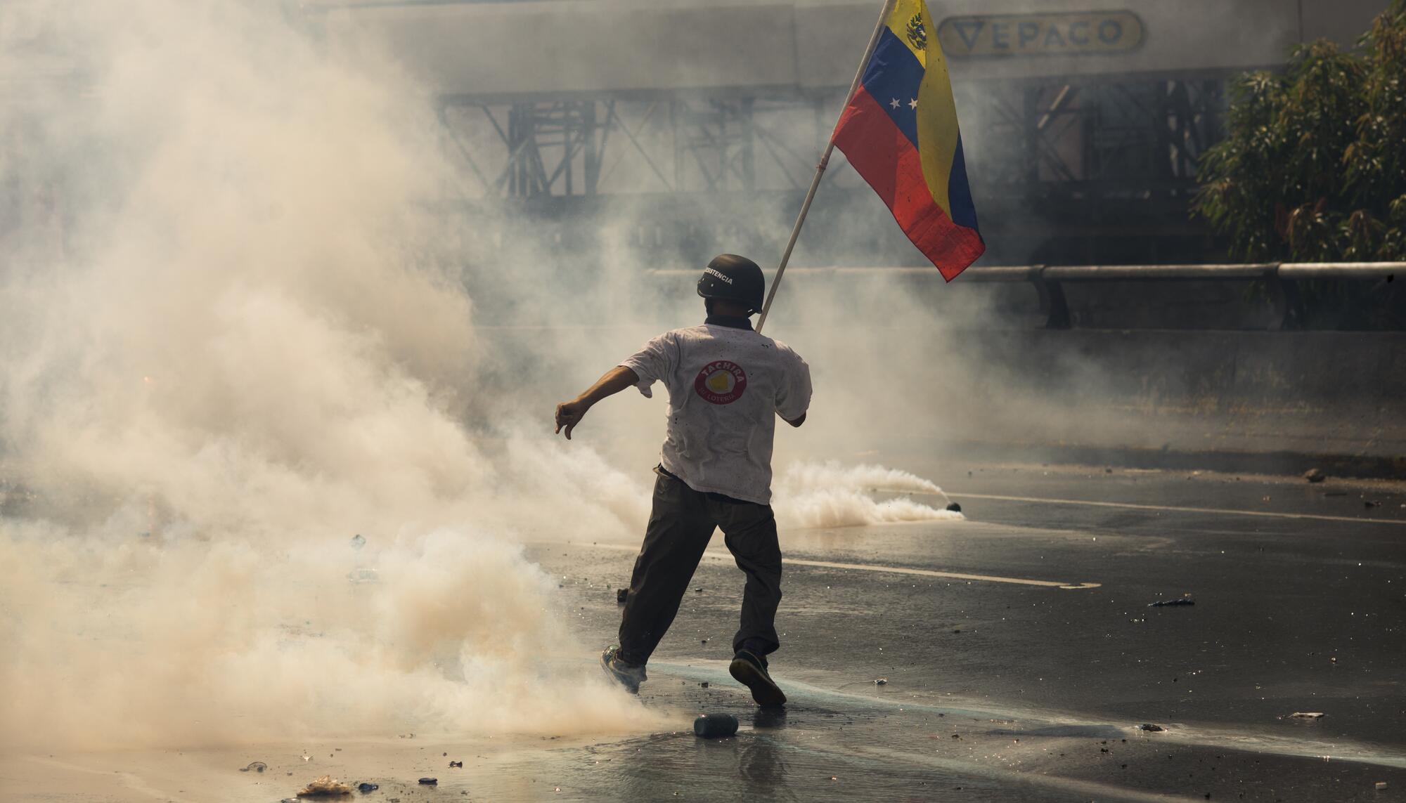 Manifestante bandera Venezuela