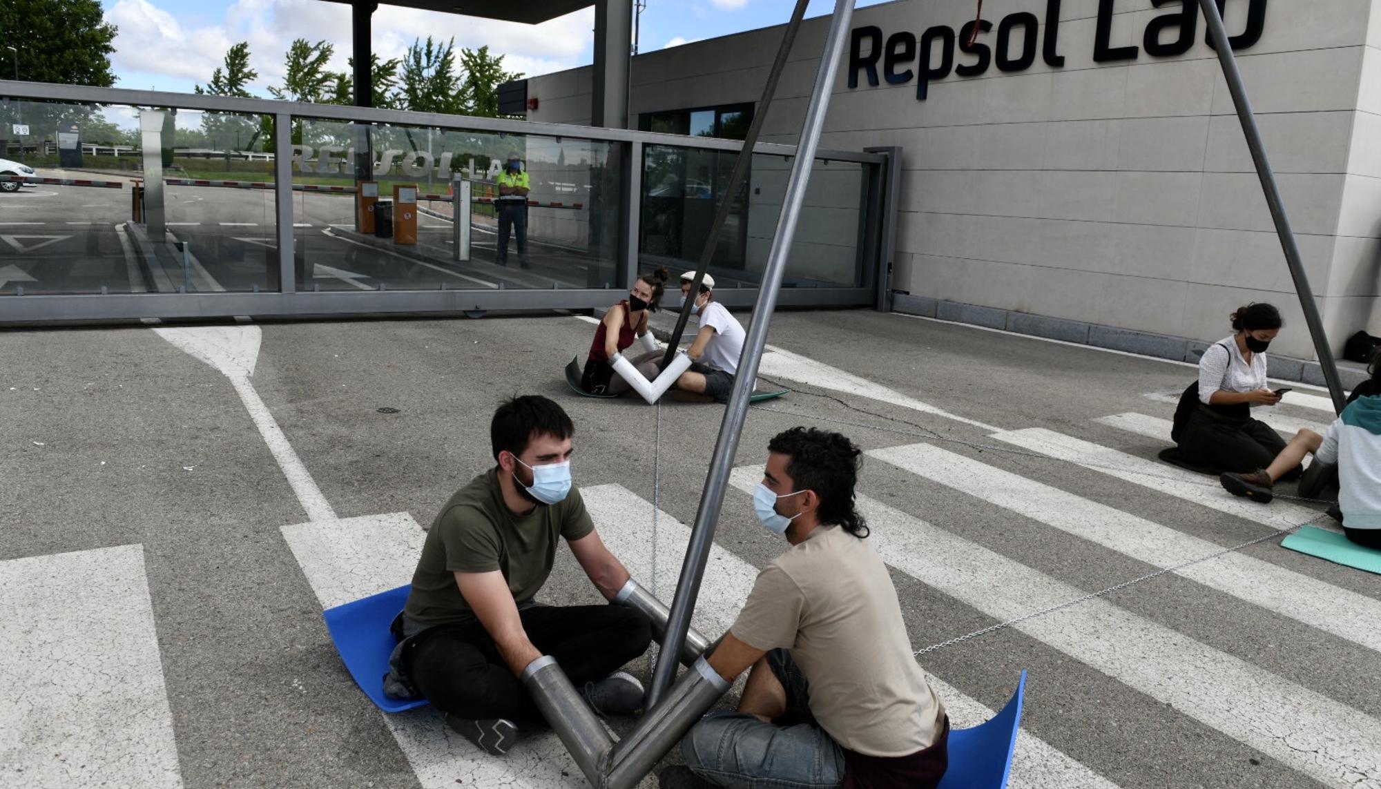 Activistas de Rebelión por el Clima en la acción en la sede de Repsol en Móstoles (Madrid)