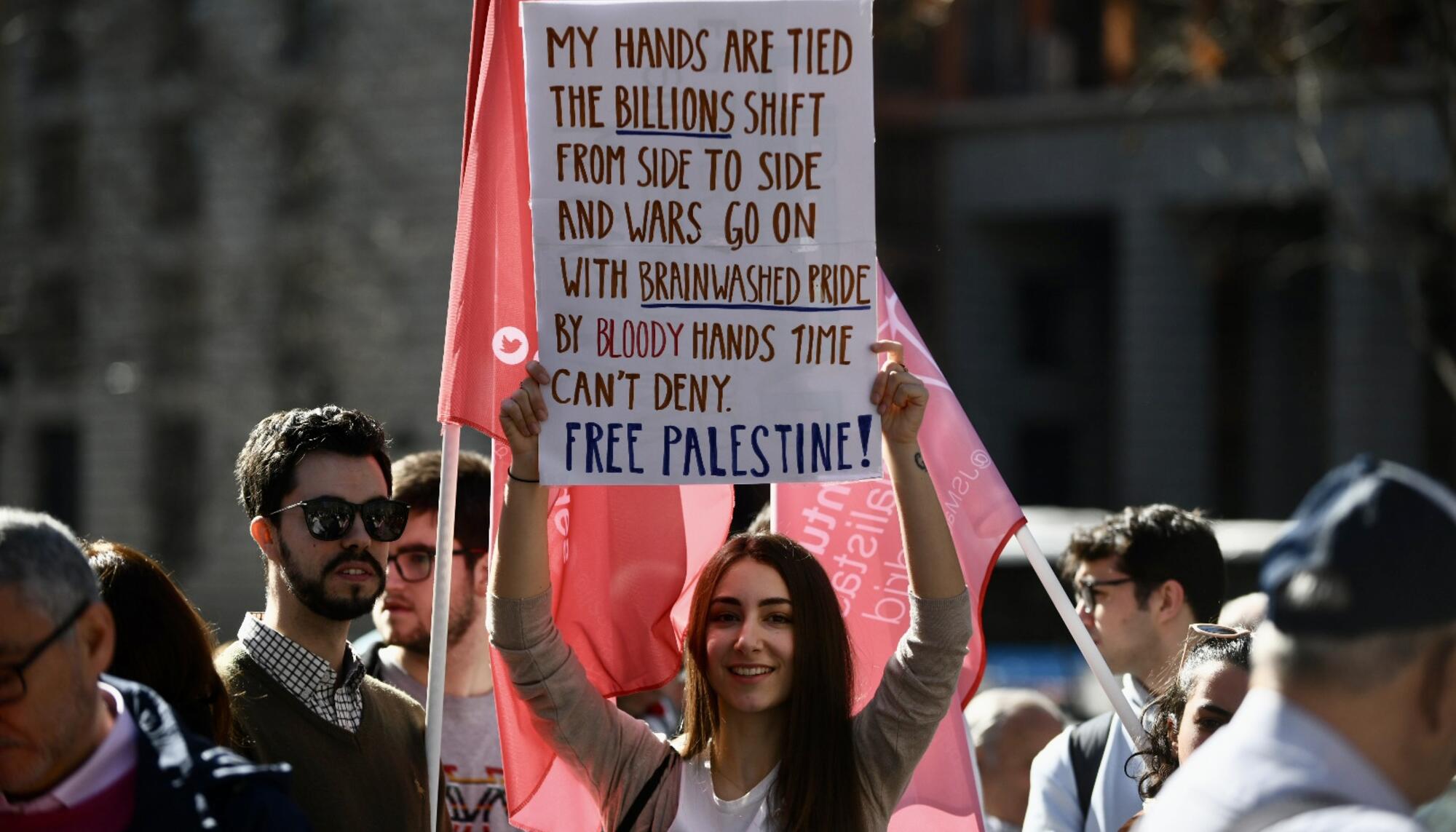 Manifestación del 17 de febrero "Libertad para Palestina" convocada por Sumar, IU, Más País, PCE y los grandes sindicatos. El PSOE apoyó la manifestación como "participante". - 3