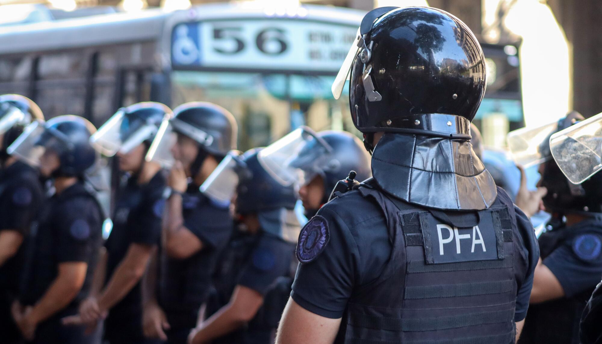 Las fuerzas de seguridad despliegan un cordón para impedir que los manifestantes interrumpan el tráfico.