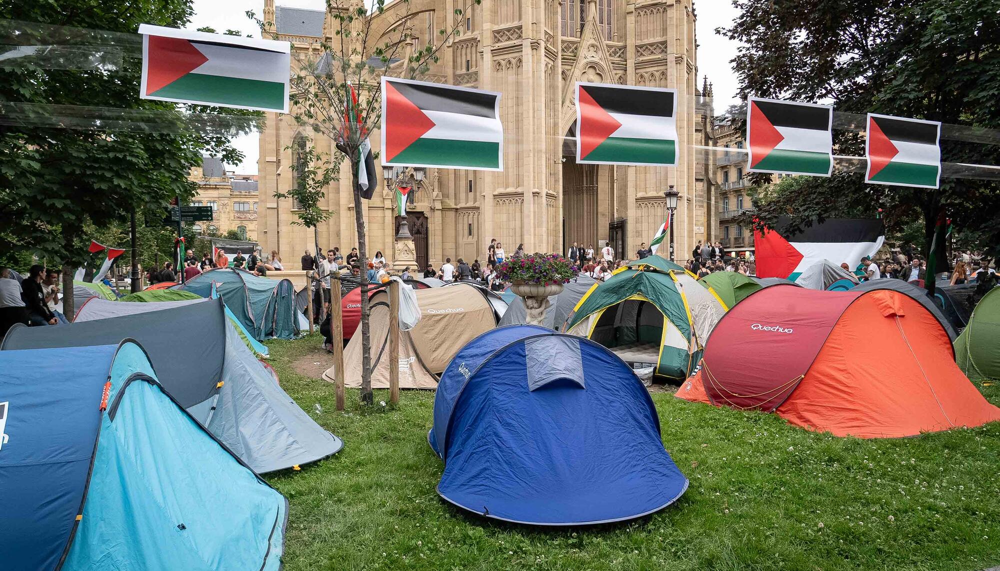 Acampada de apoyo a Palestina en el Buen Pastor de Donostia