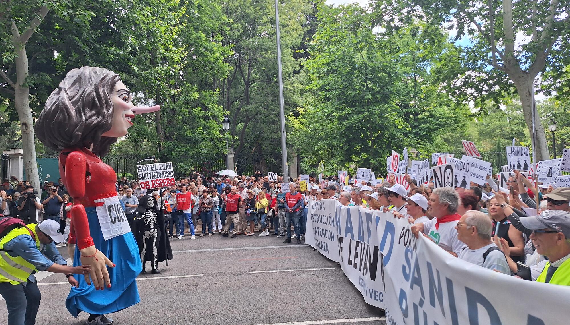 Un muñeco de Isabel Díaz Ayuso con la palabra "culpable", en referencia a las 7.291 muertes en las residencias, encabezó la manifestación por la sanidad pública de este 19 de mayo.