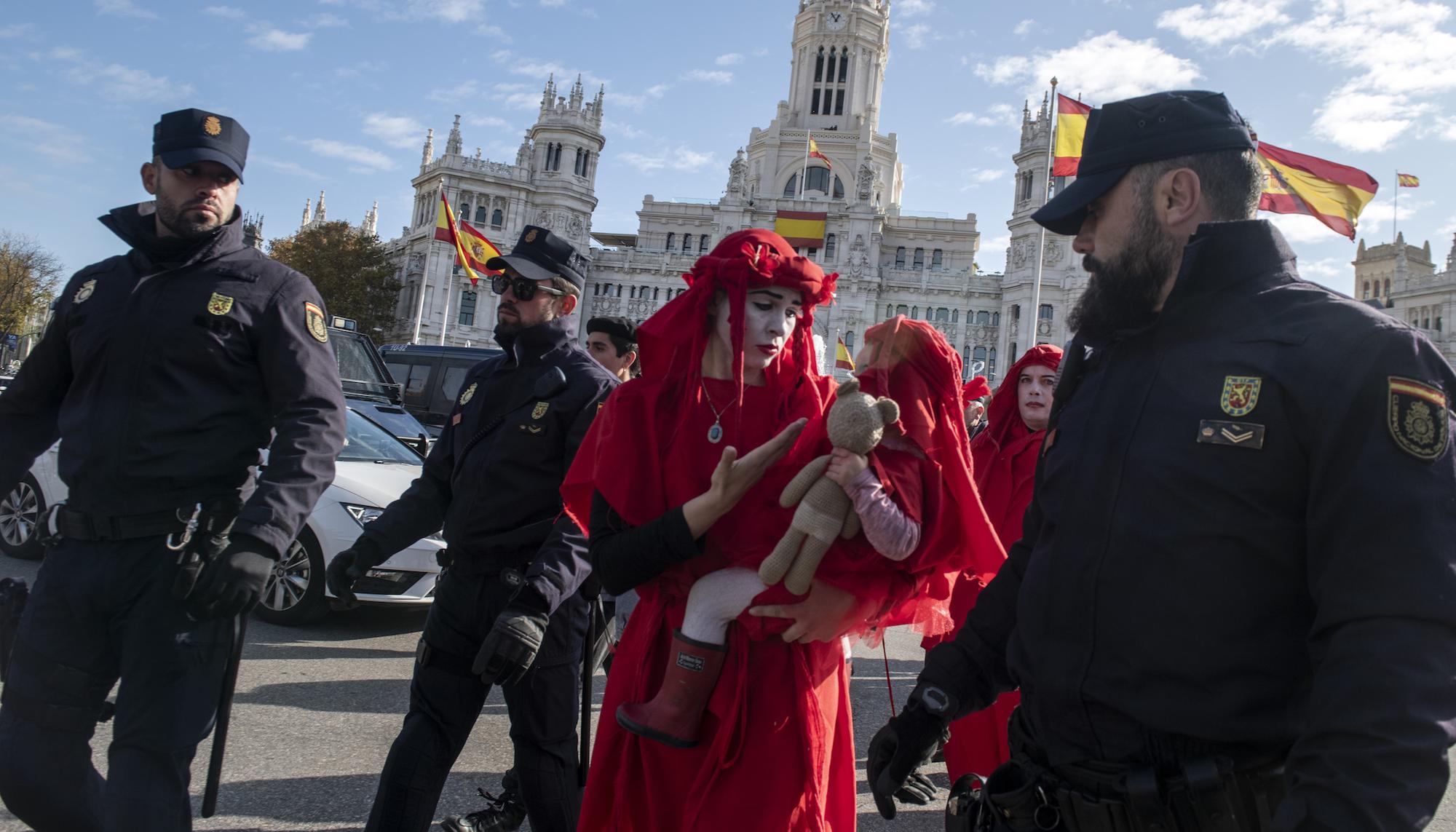 Activistas de Extinction Rebellion identificados por la policía tras realizar una acción de protesta en Madrid frente al Ayuntamiento - 5
