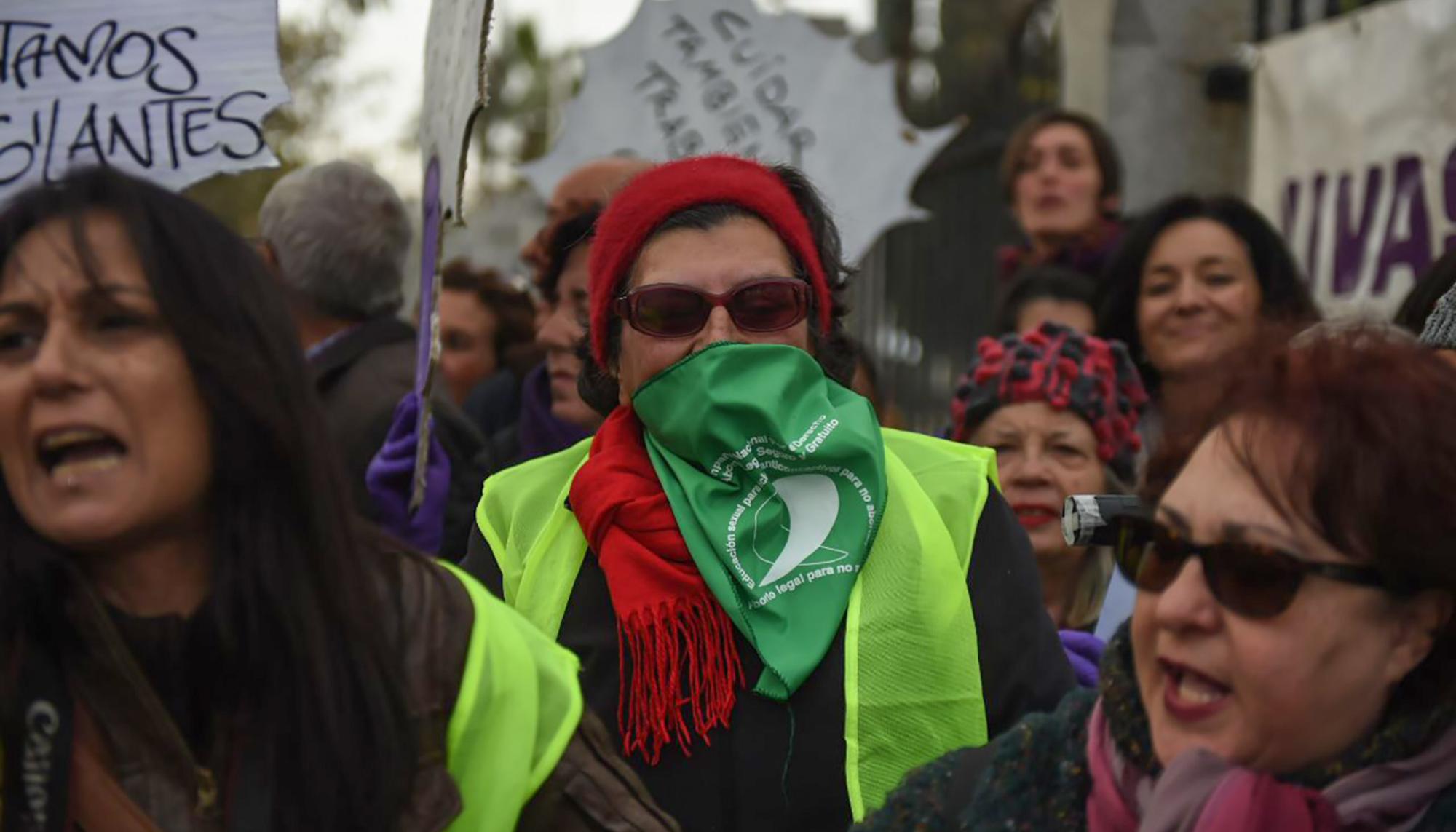Concentracion feminista en el Parlamento andaluz 3