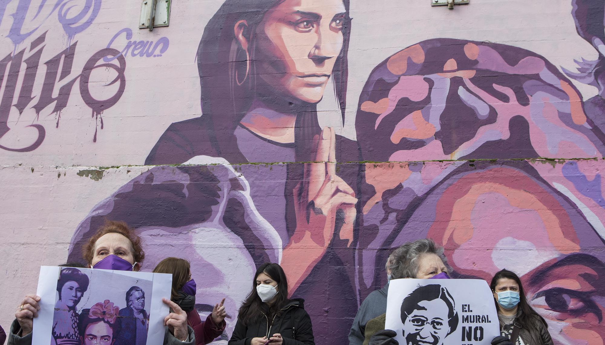 Concentración frente al mural feminista de La Concepción en protesta por su eliminación a propuesta de Vox. - 2