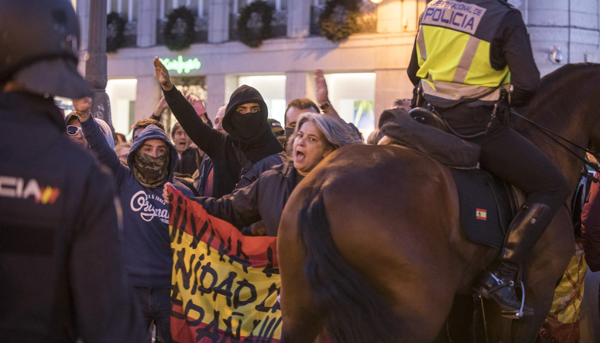 Concentración en la Puerta del Sol de Madrid en apoyo al pueblo catalán - 6