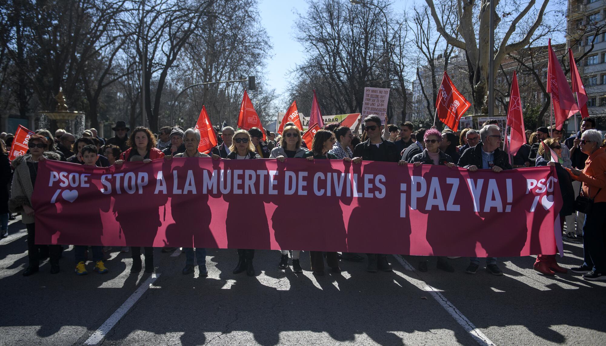 Manifestación del 17 de febrero "Libertad para Palestina" convocada por Sumar, IU, Más País, PCE y los grandes sindicatos. El PSOE apoyó la manifestación como "participante". - 11