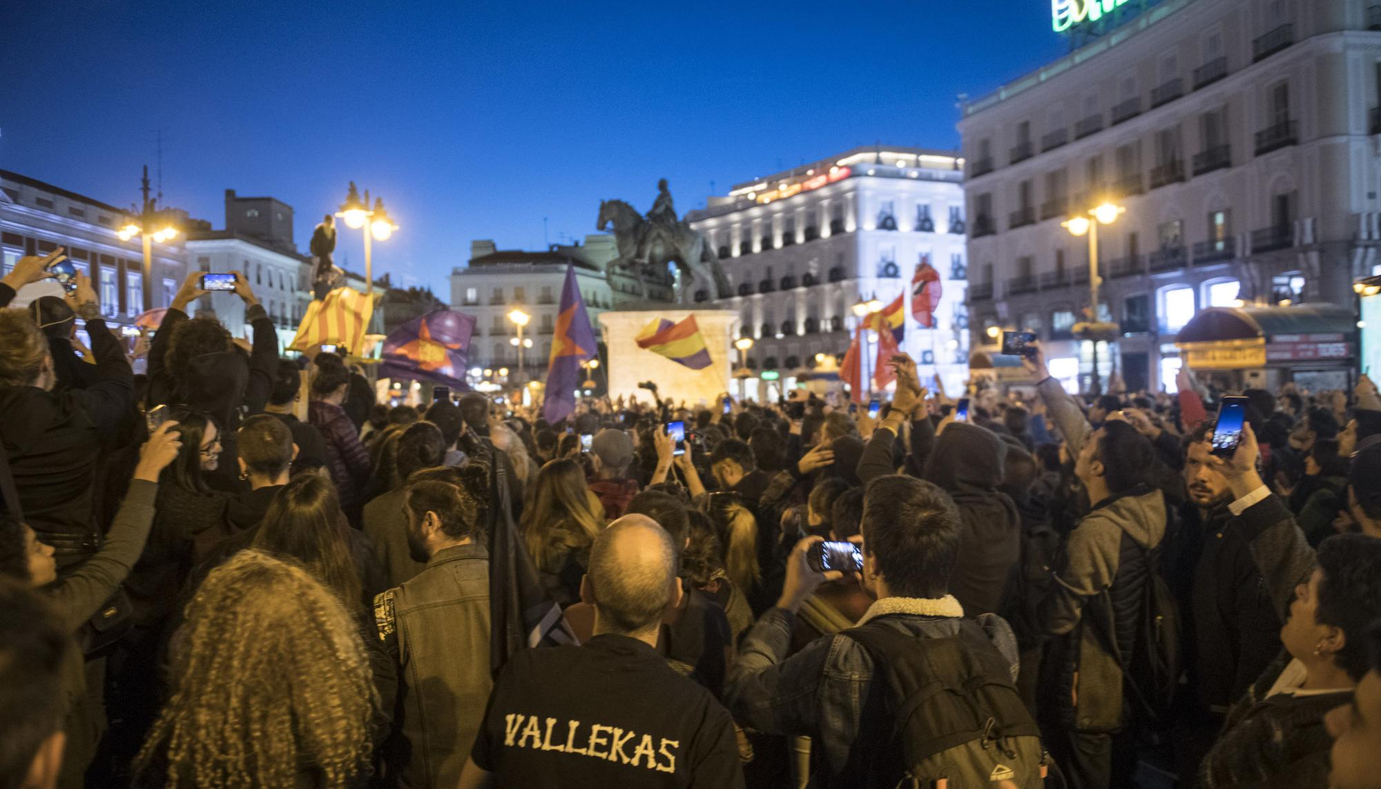 Concentración en la Puerta del Sol de Madrid en apoyo al pueblo catalán - 12