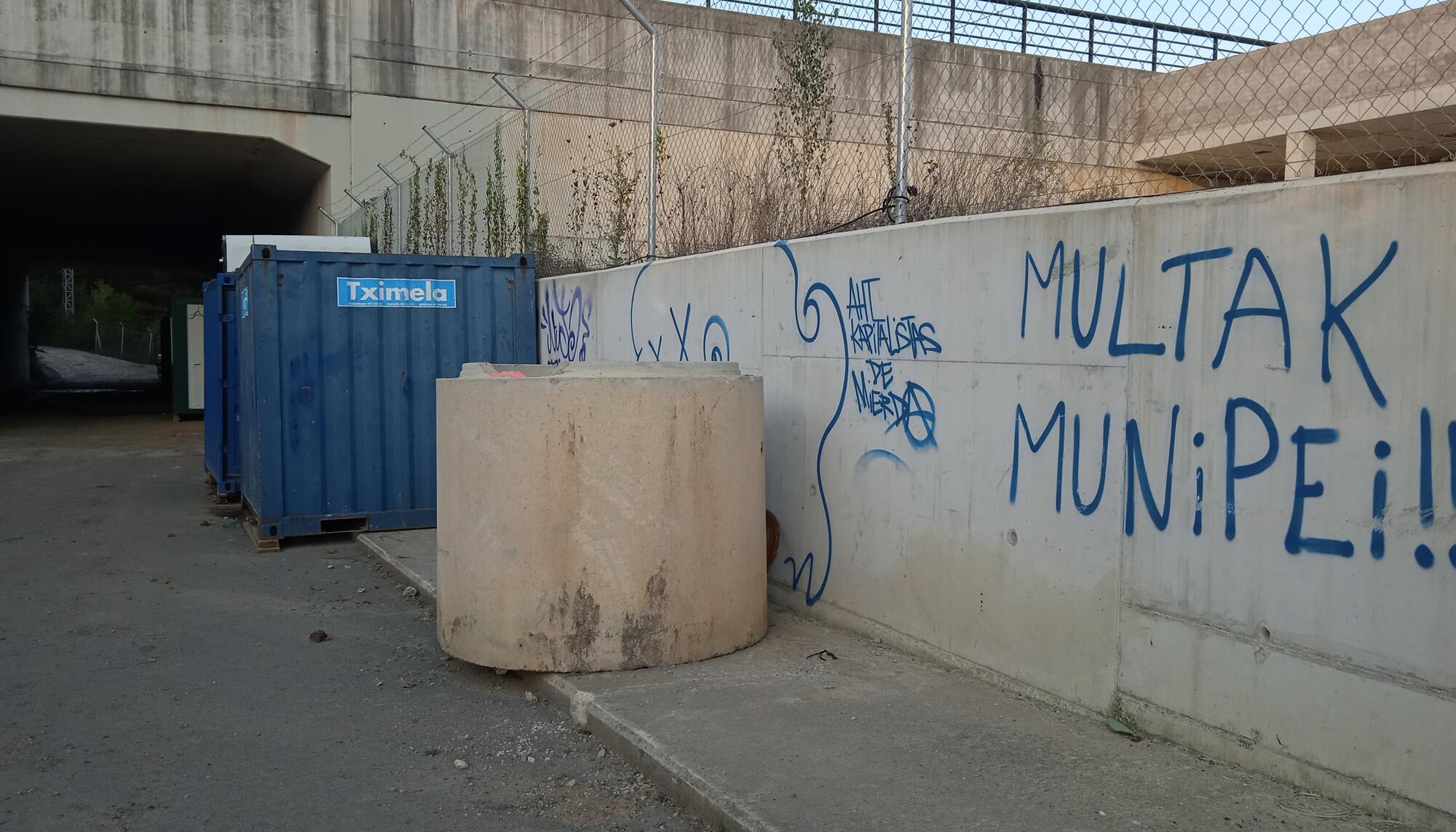 Pintadas junto a la estación fantasma del TAV en Ezkio-Itsaso