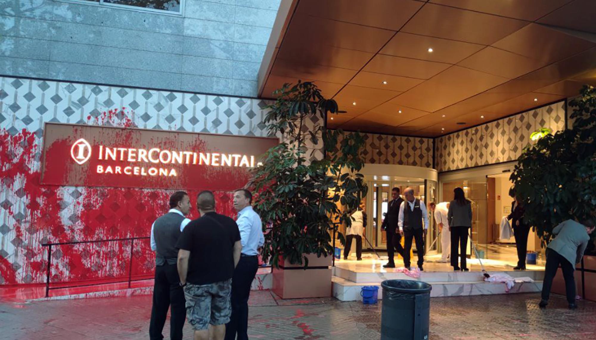 El 19 de septiembre, un grupo de activistas por la vivienda echó pintura roja sobre el Hotel Intercontinental de Barcelona, donde se realizan actividades de The District 2023.