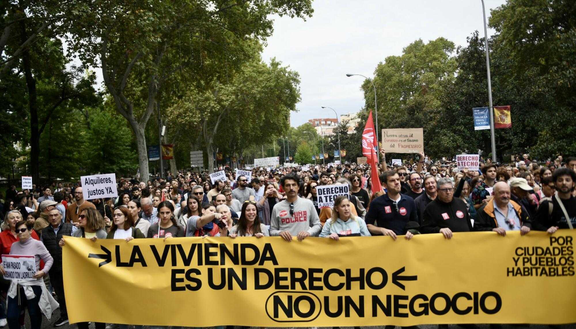 Decenas de miles de personas tomaron Madrid el 13 de octubre de 2024 para protestar por la falta de medidas para contener los precios del alquiler. - 5