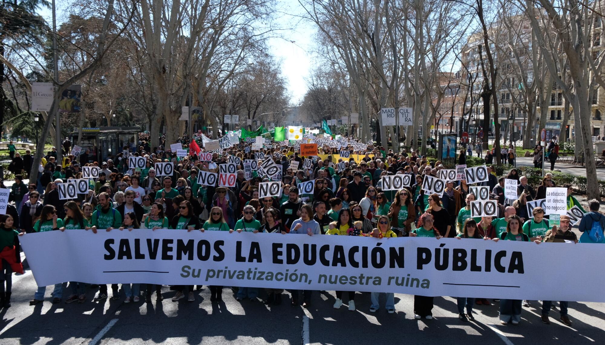 Miles de personas marchan por el Paseo del Prado en la manifestación por la educación pública de este 23 de febrero de 2025.