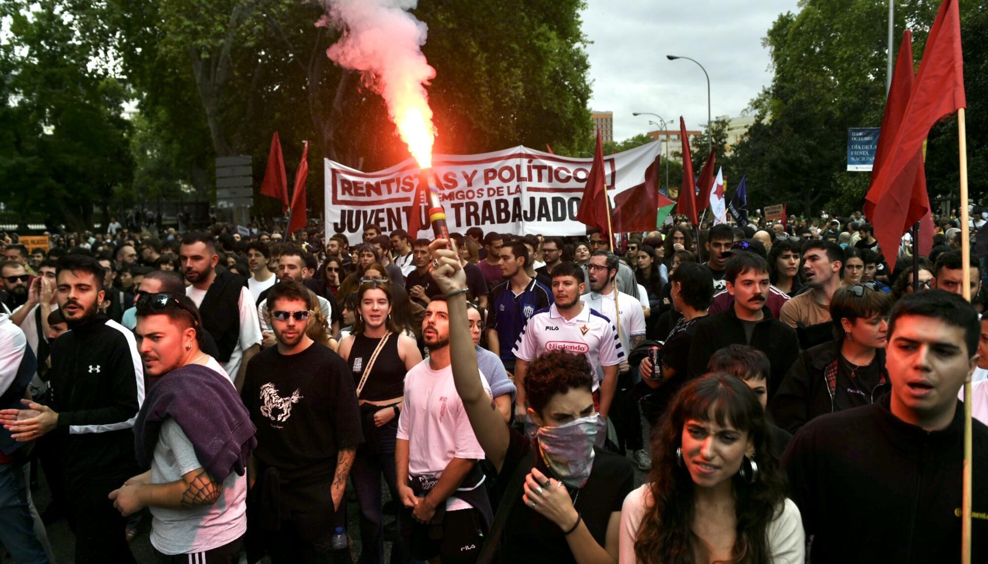 Decenas de miles de personas tomaron Madrid el 13 de octubre de 2024 para protestar por la falta de medidas para contener los precios del alquiler. - 7