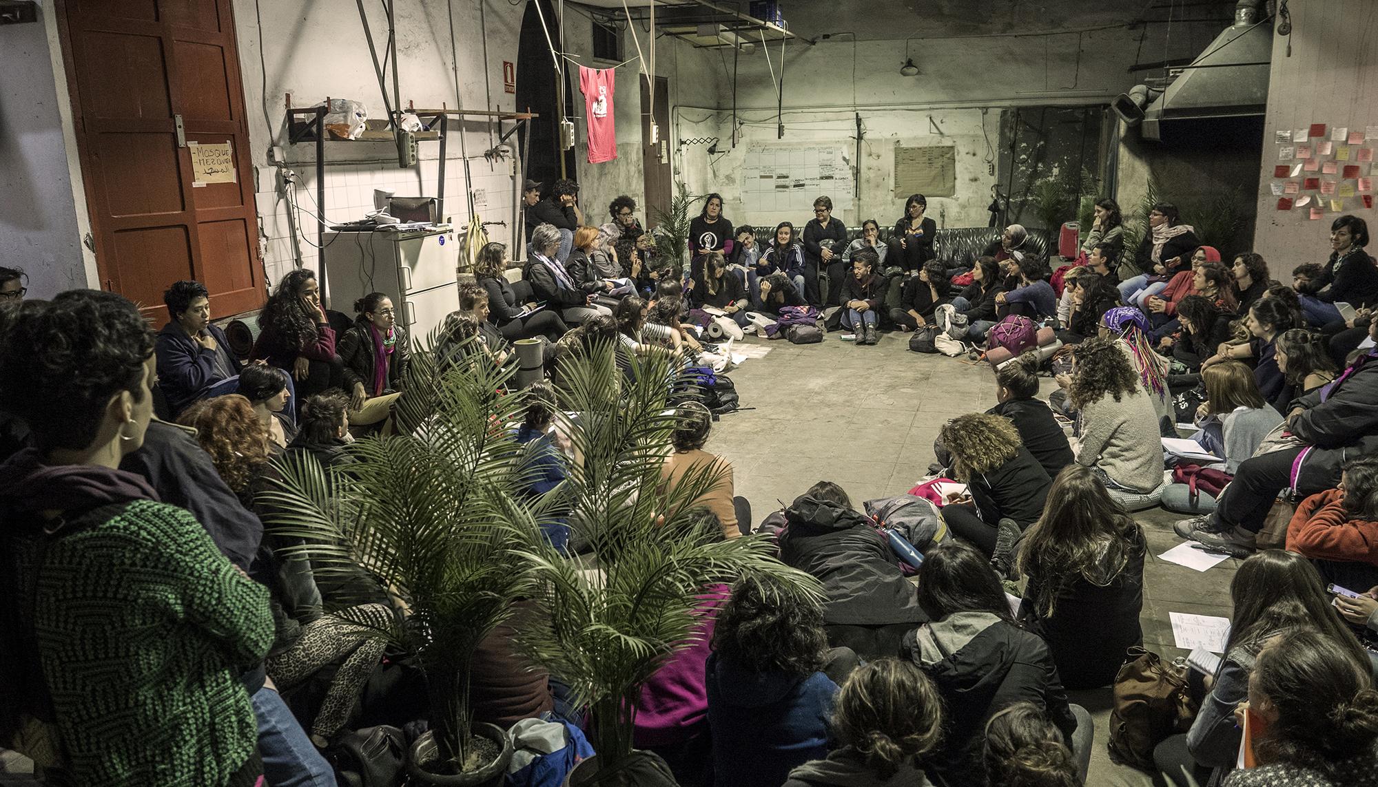 Asamblea feminista en el encierro migrante de Barcelona.