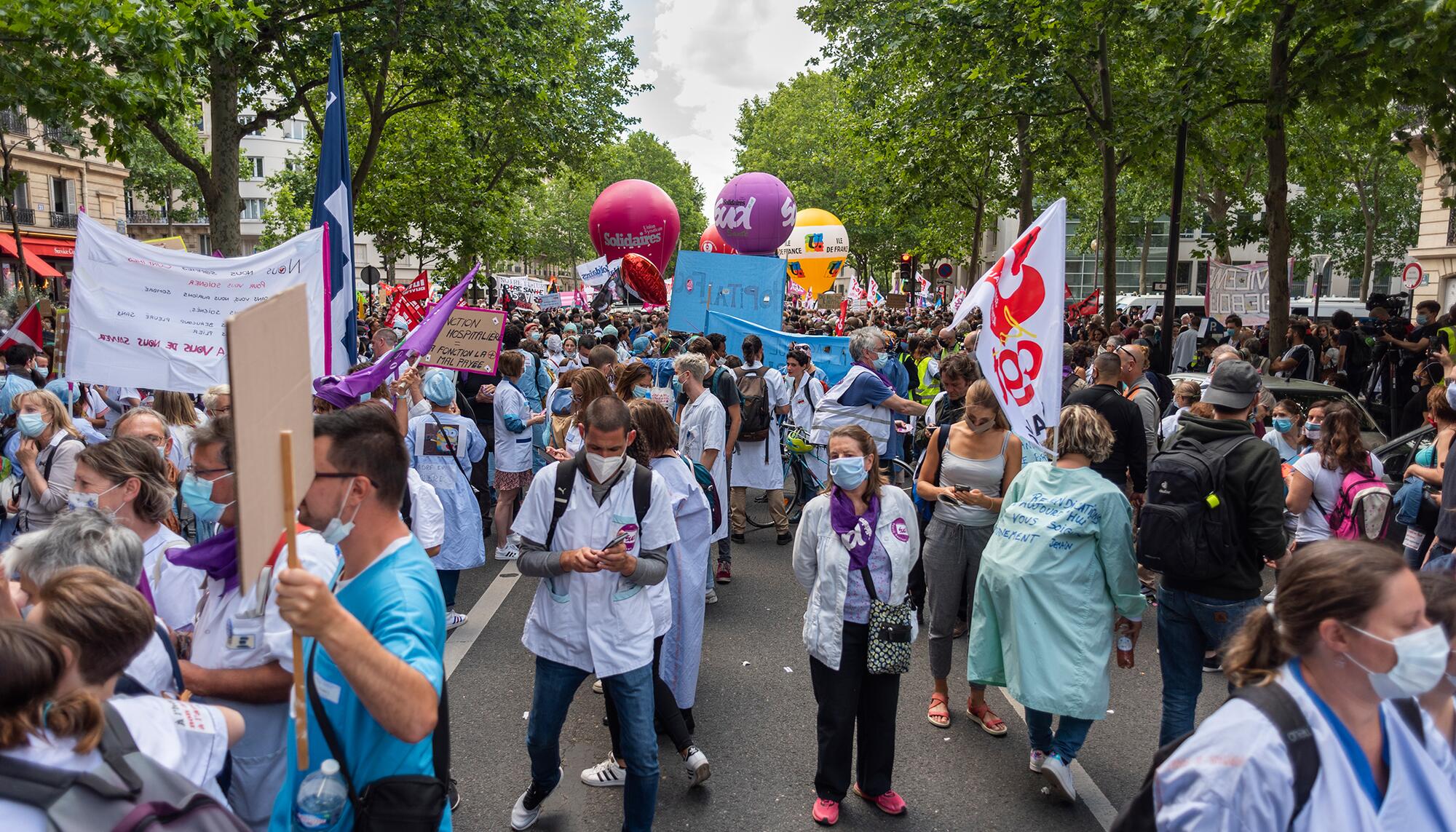 La policía francesa convierte una manifestación en defensa de la sanidad en una batalla campal - 8