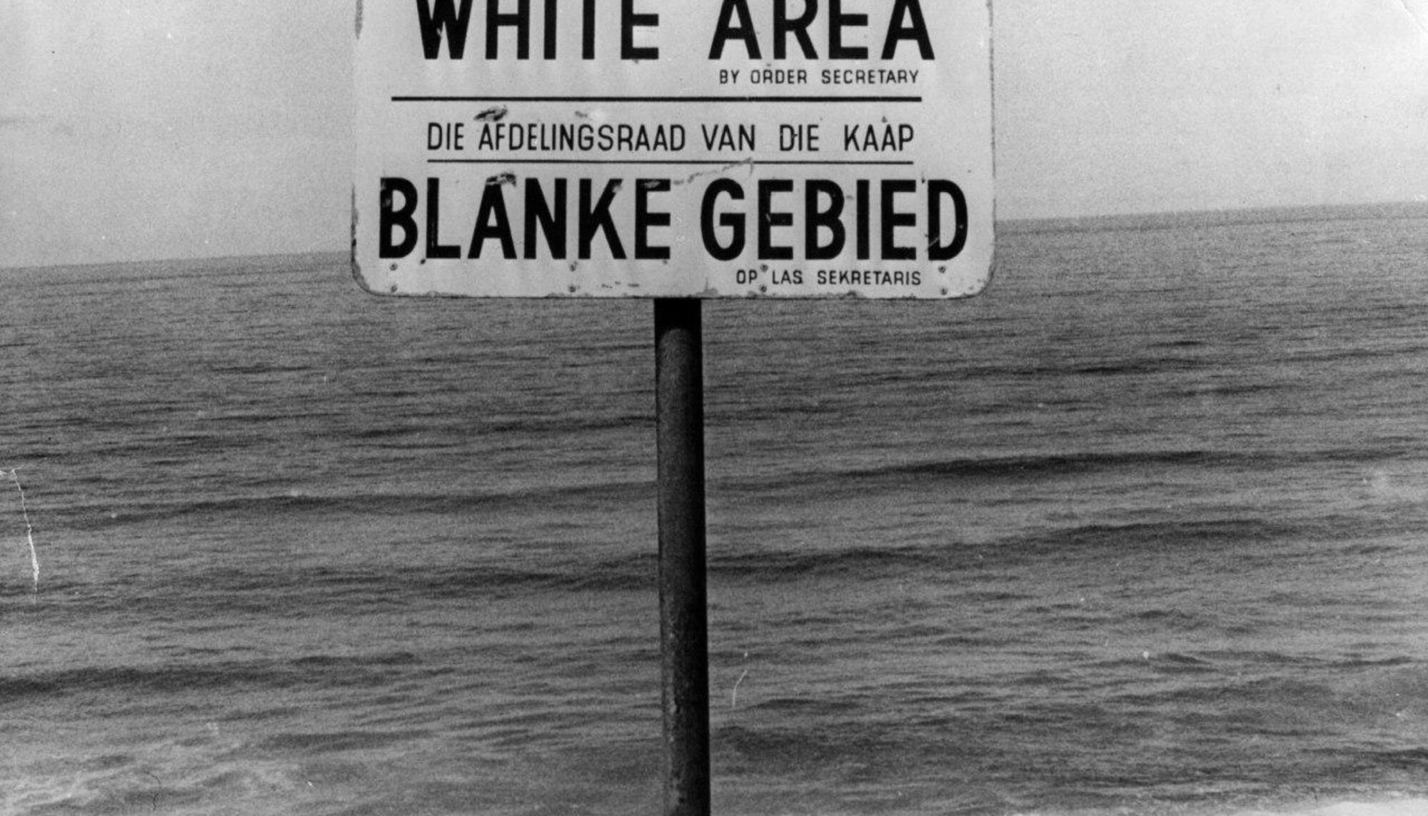 Cartel del régimen sudafricano indicando un área acotada a población blanca.