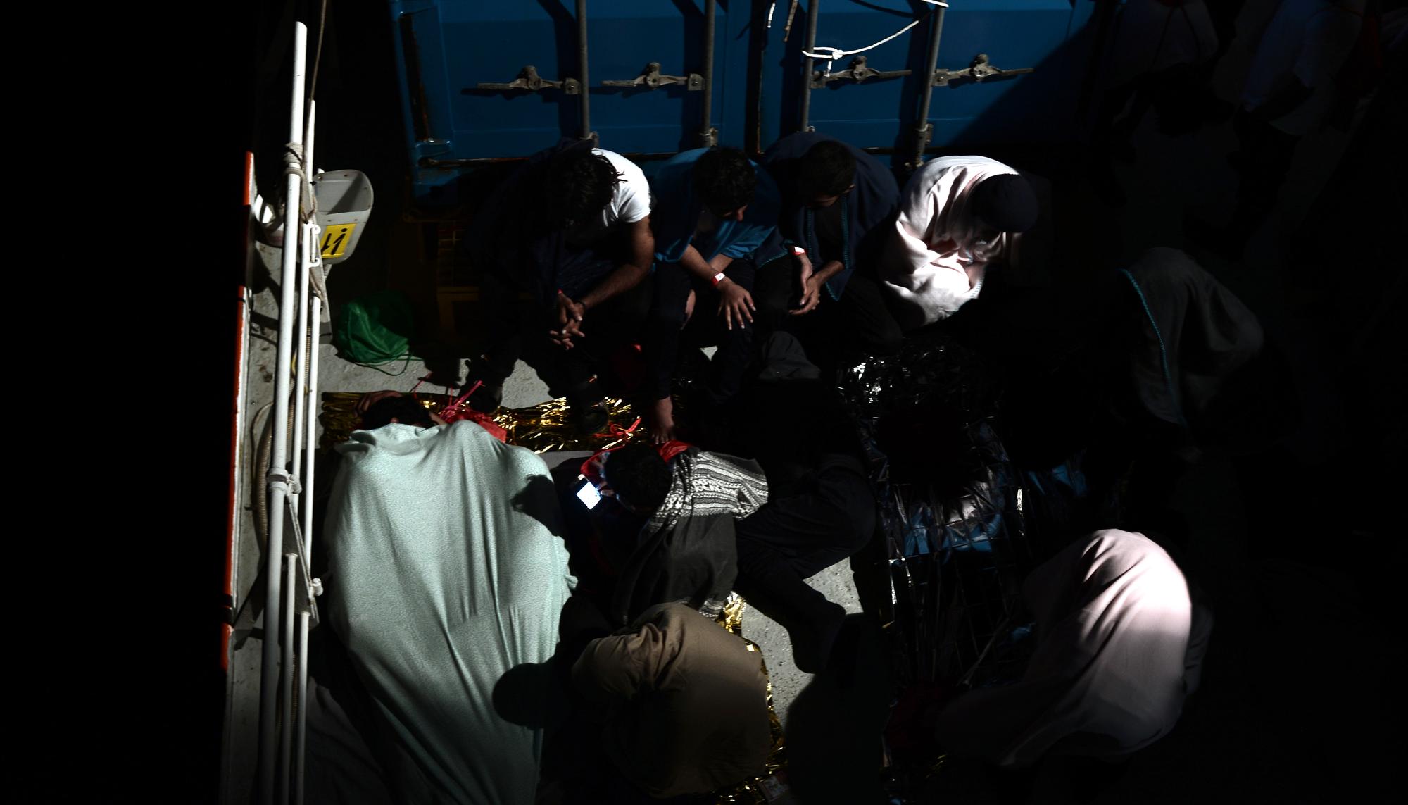 629 personas permanecieron hacinadas durante días en la cubierta del Aquarius esperando la asignación de un puerto seguro 