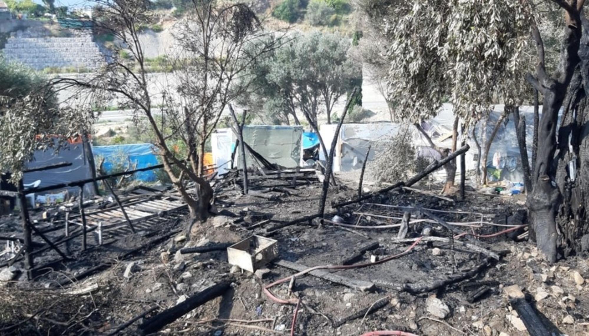 Resto del incendio en el campamento de Samos