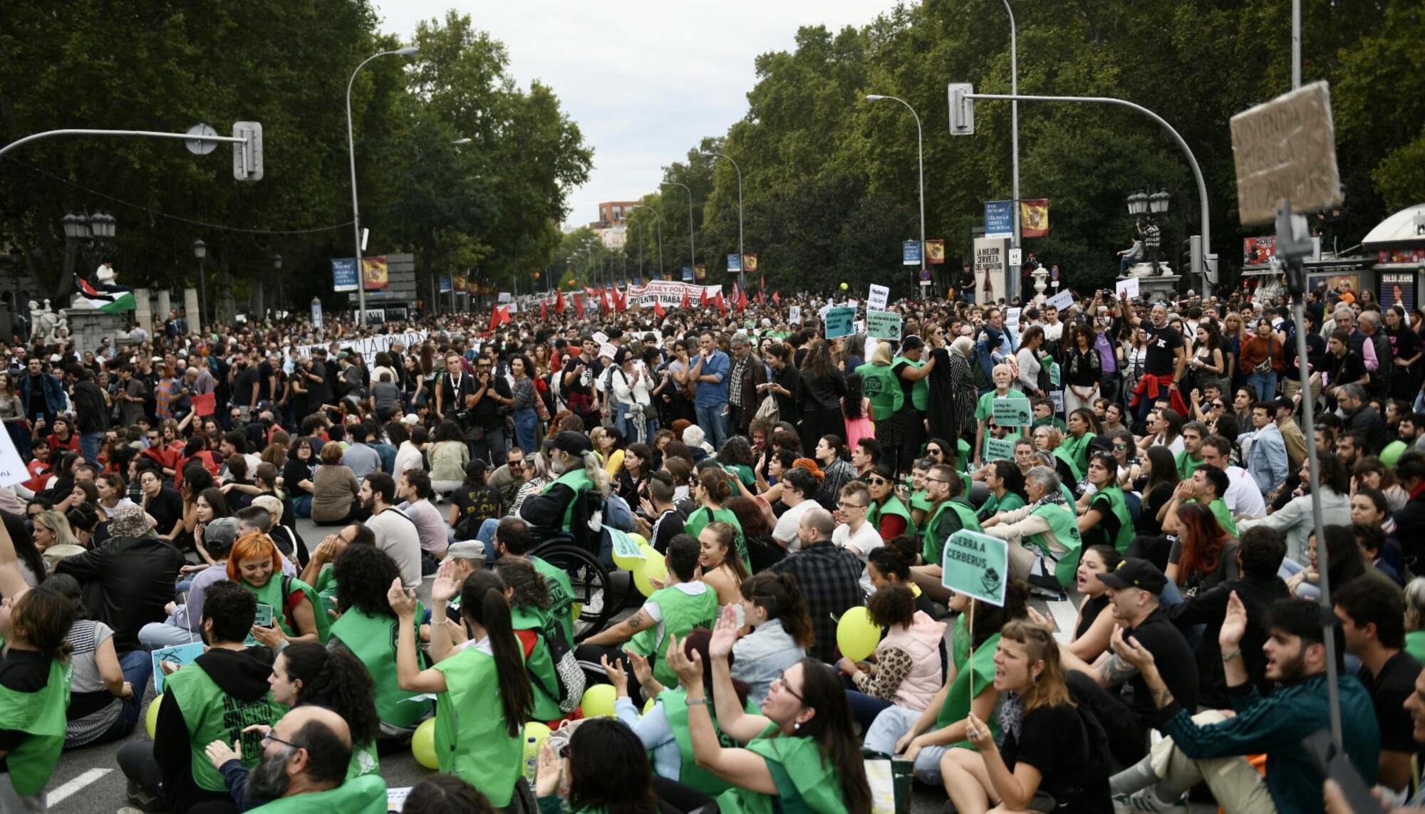 Decenas de miles de personas tomaron Madrid el 13 de octubre de 2024 para protestar por la falta de medidas para contener los precios del alquiler. - 16