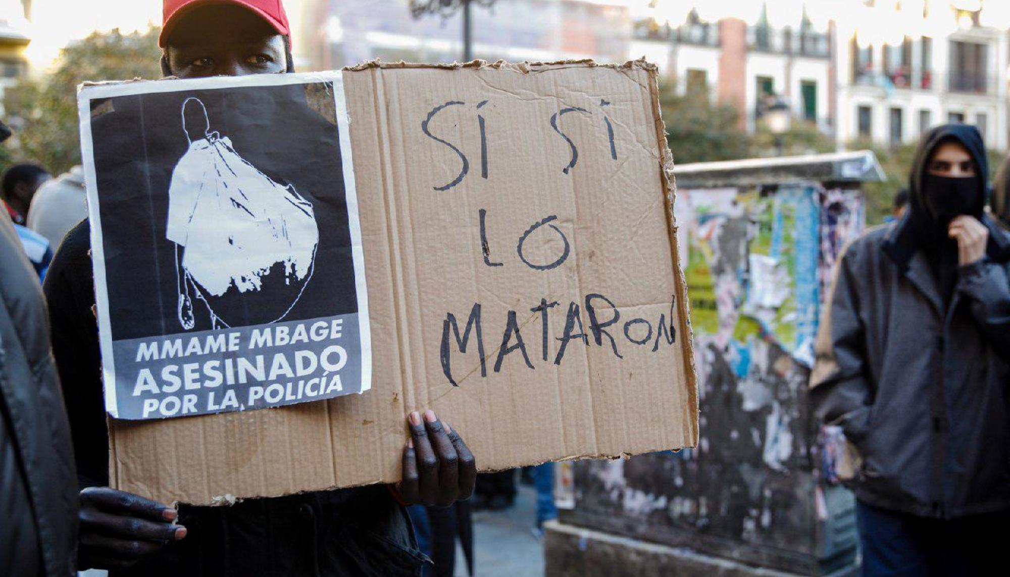 Un cartel en la concentración en Madrid el 16 marzo por la muerte de Mame Mbaye