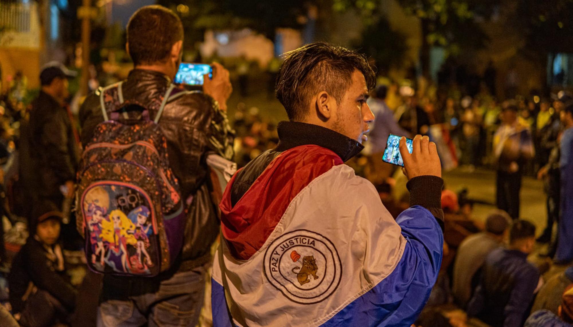 Vigilia de manifestantes con corte de rutas.