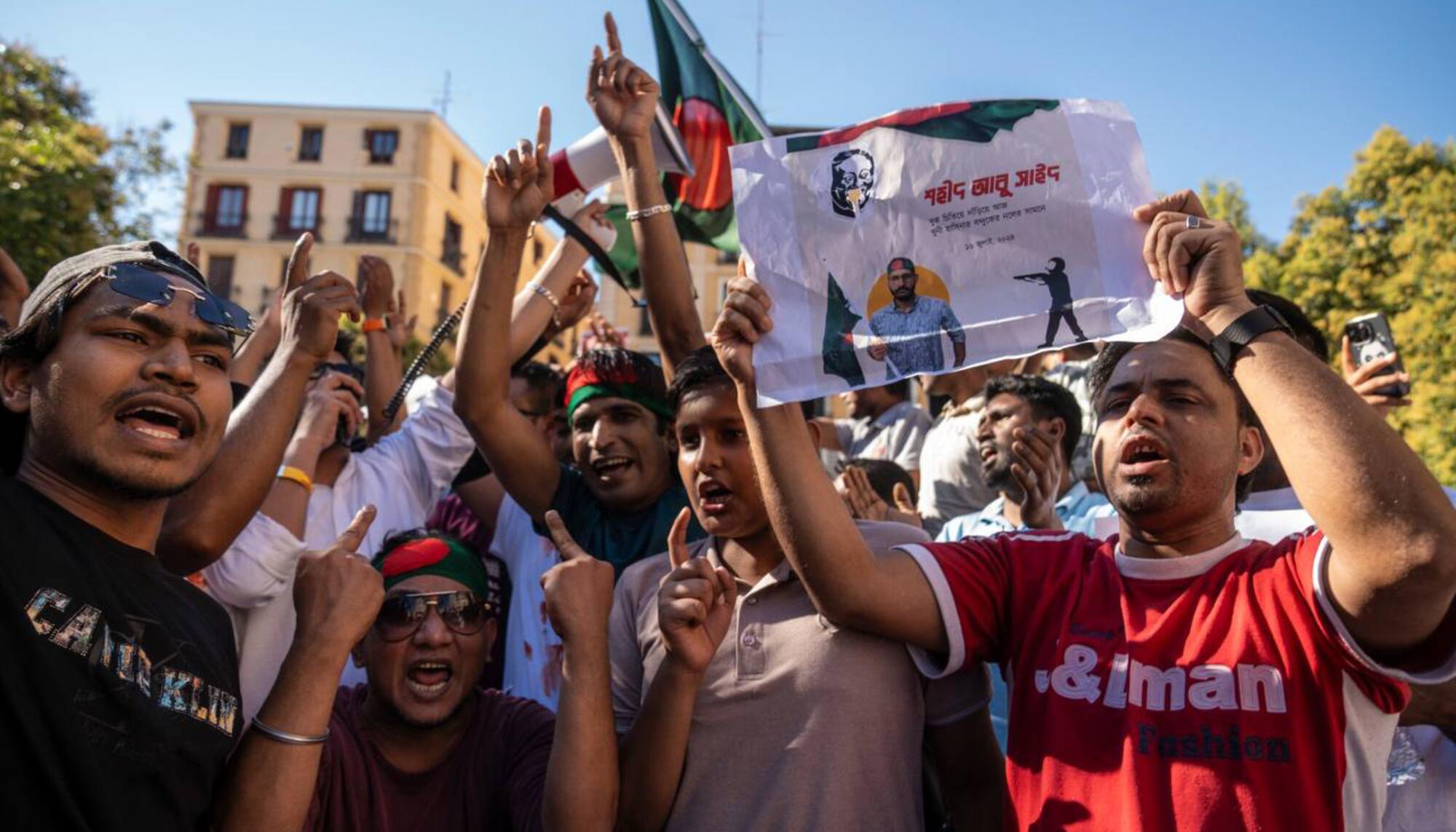 Una concentración en Madrid convocada por el Colectivo Valiente Bangla se solidarizó con los estudiantes reprimidos por la policía en Bangladesh.