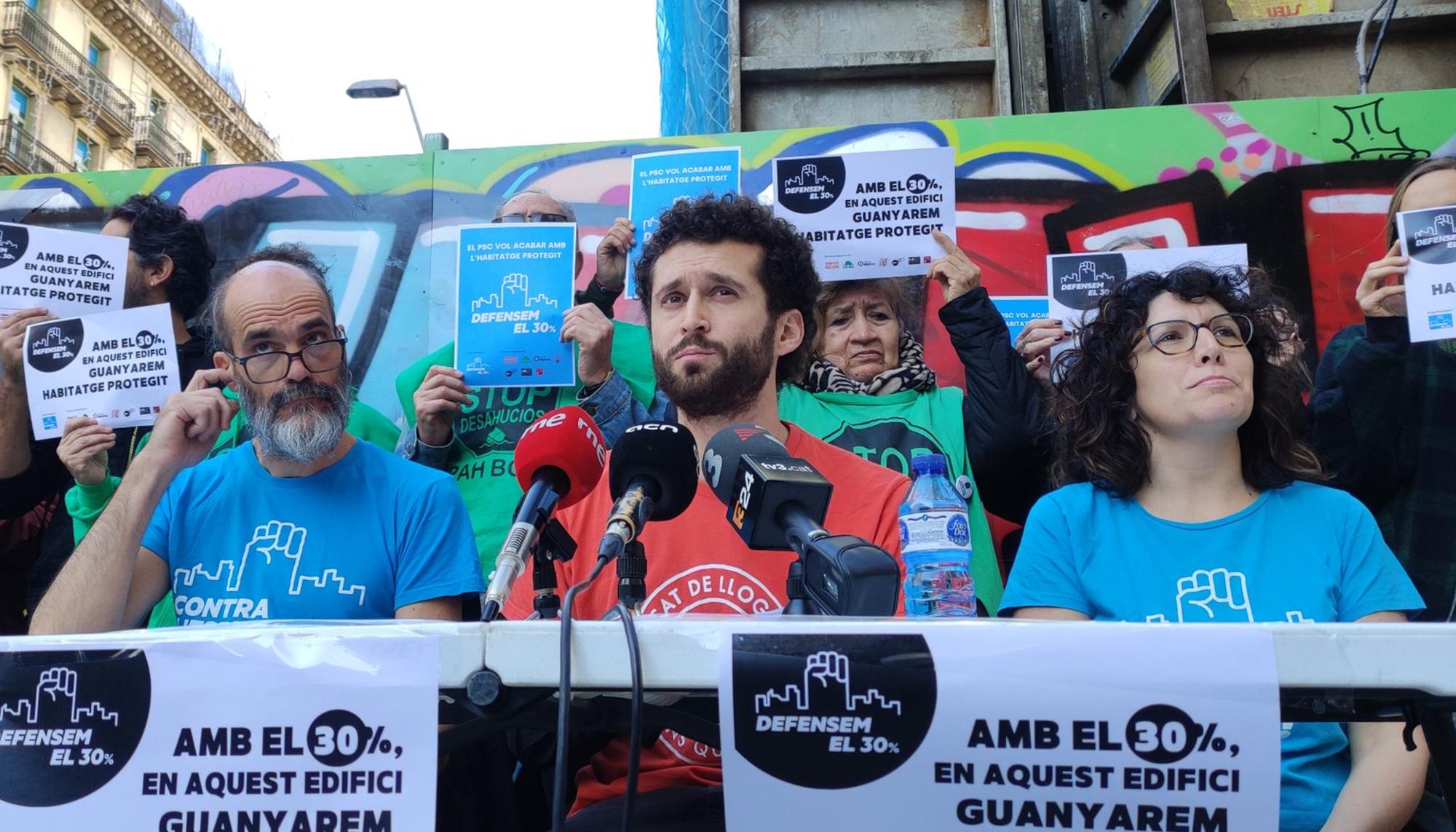 Representantes de PAH Barcelona, el Sindicat de Llogaters y la Assemblea de Barris per un Turisme Sostenible en rueda de prensa este 13 de noviembre.