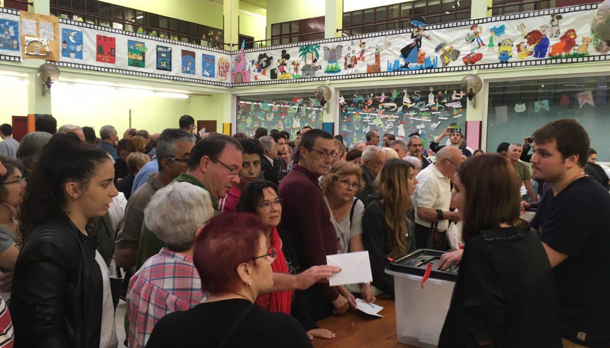 Votación en el referéndum en el colegio Tomás Moro en Barcelona